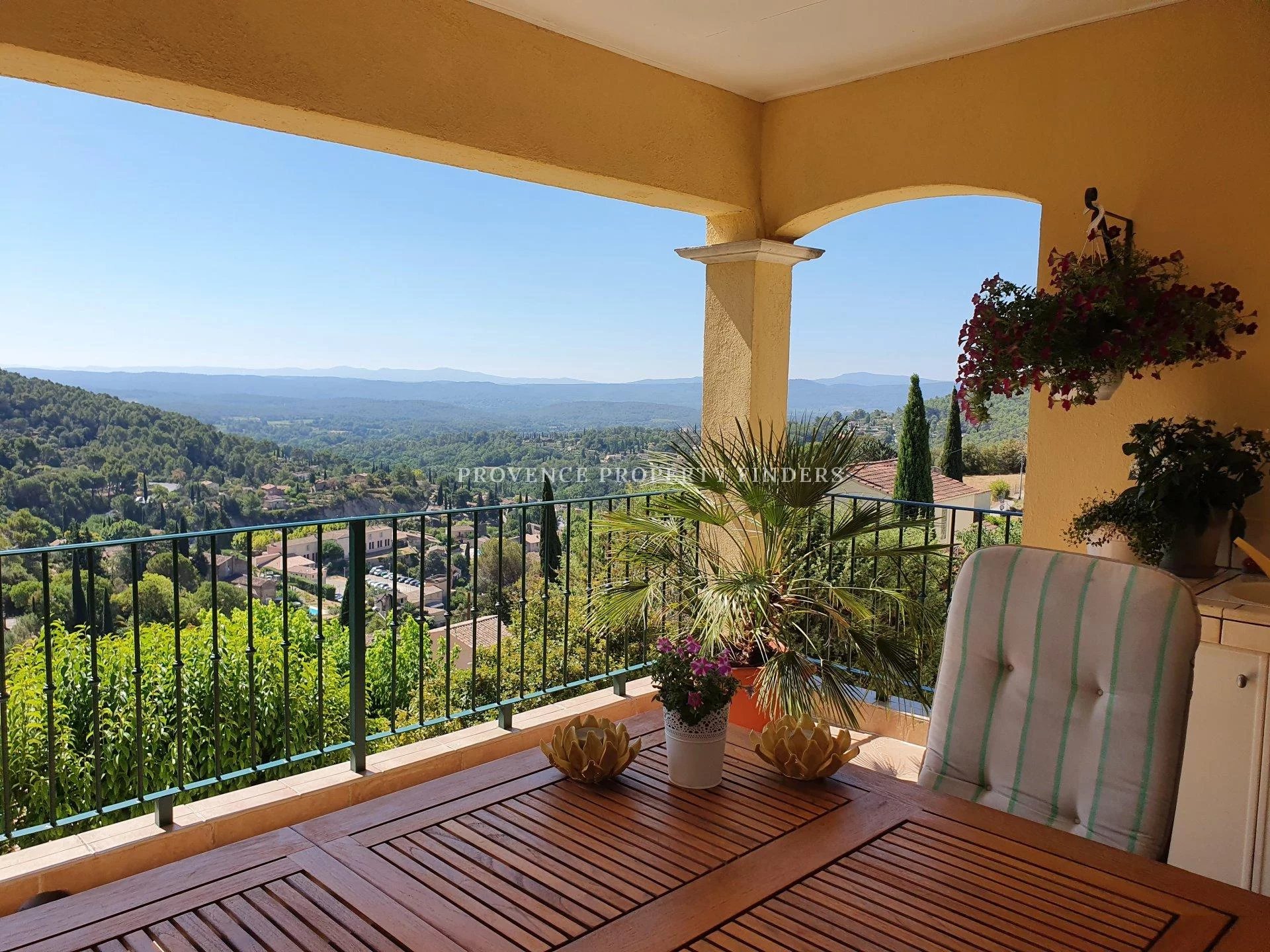 Cotignac, Villa in the Provence with a beautiful view!