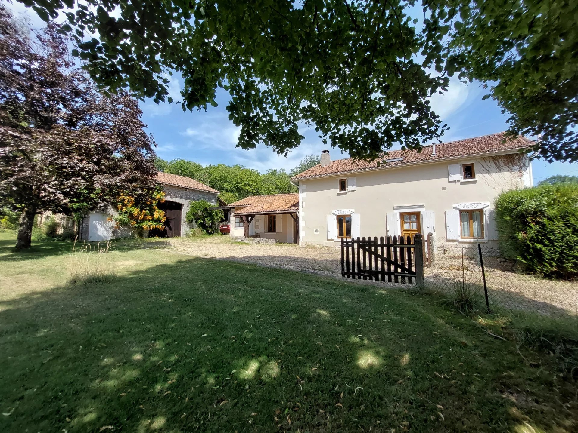 Gorgeous 4-bed country home with pool, barn, large garden and some woodland too
