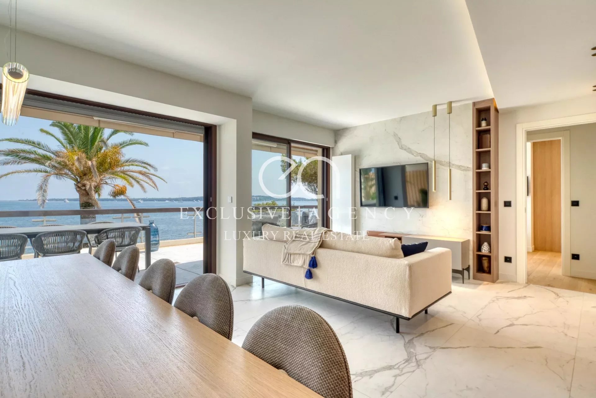 Cannes Palm Beach apartment 4 rooms 90m² feet in the water