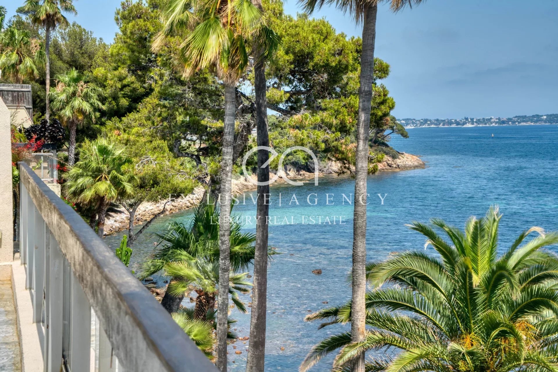 Cannes Palm Beach apartment 4 rooms 90m² feet in the water