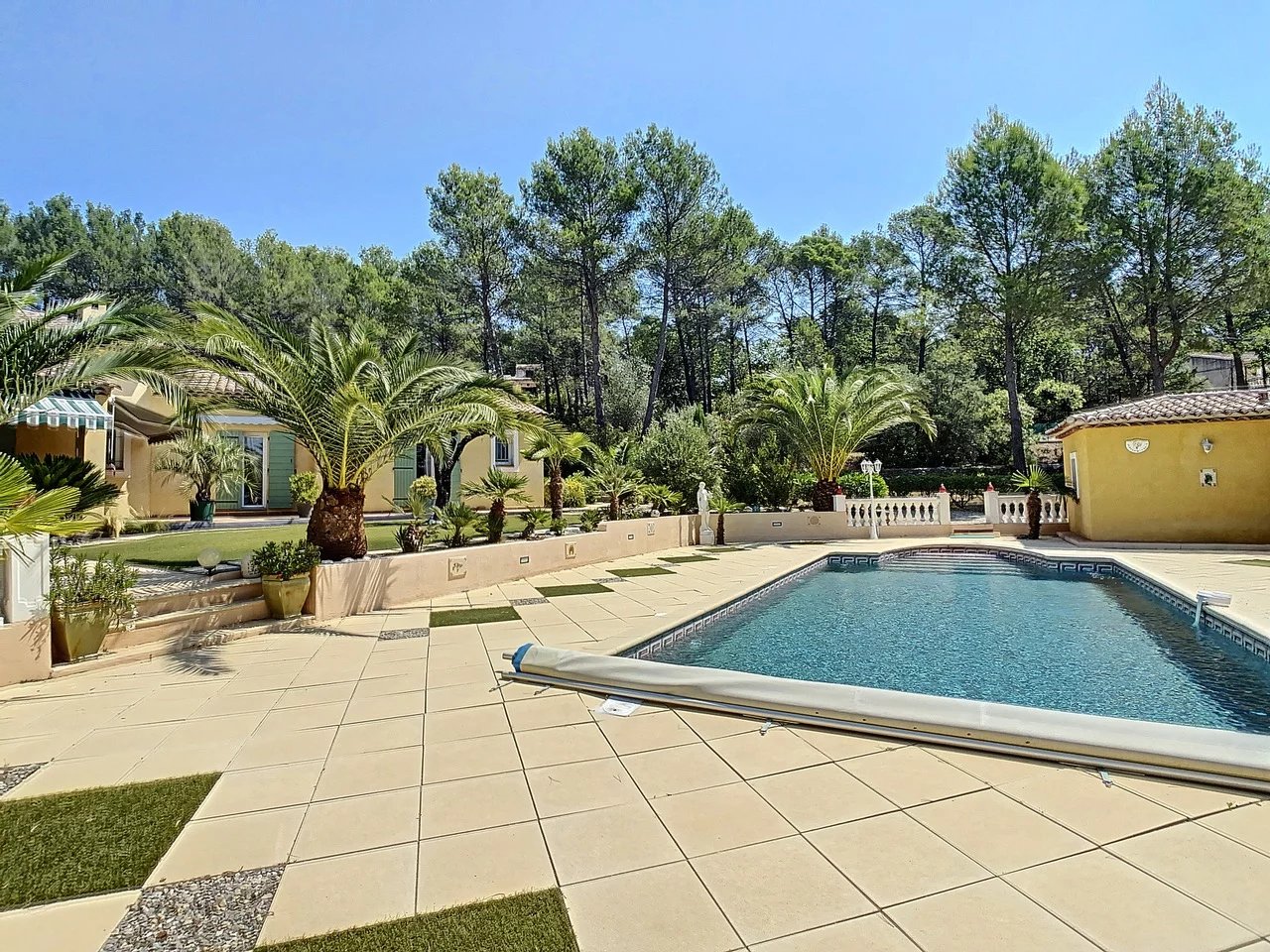 Villa de plain-pied avec piscine et pool house, grand terrain
