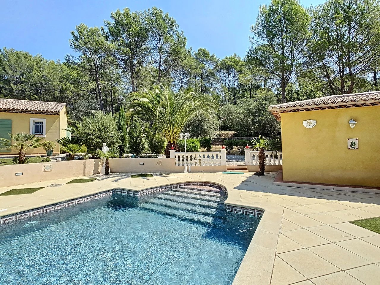 Villa de plain-pied avec piscine et pool house, grand terrain