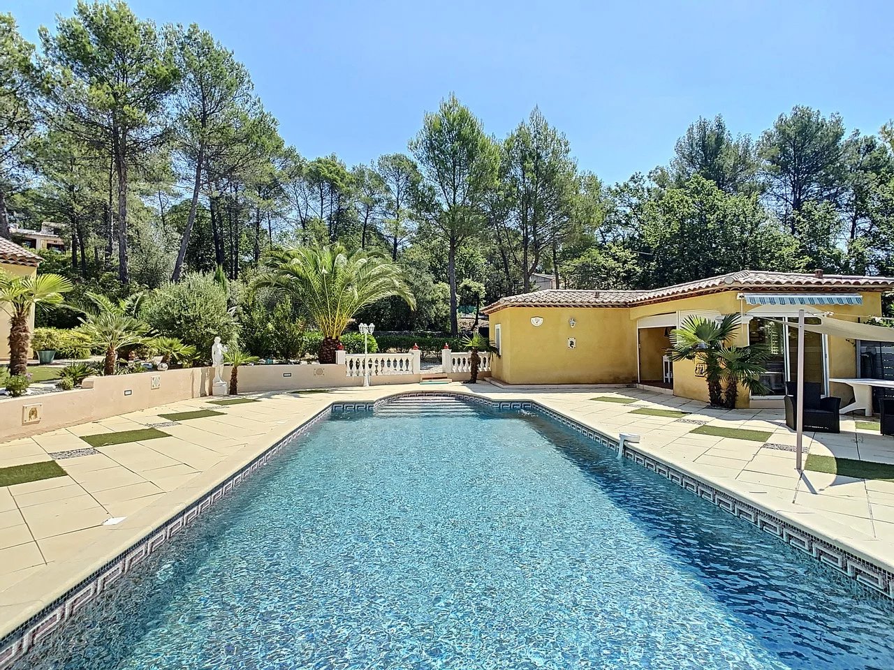 Gelijkvloerse villa met zwembad en poolhouse, groot terrein
