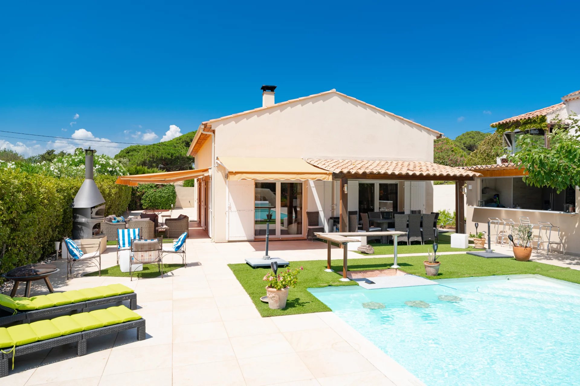 Villa ideally located in Saint-Tropez and close to the beaches.