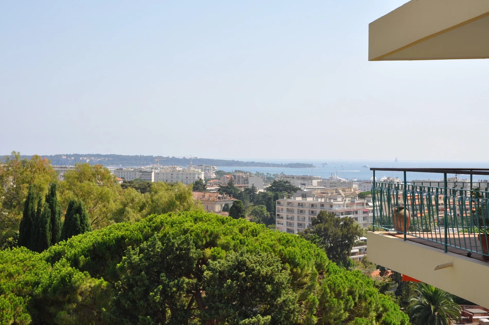 Lovely 3 bedroom top floor apartment with lovely seaview
