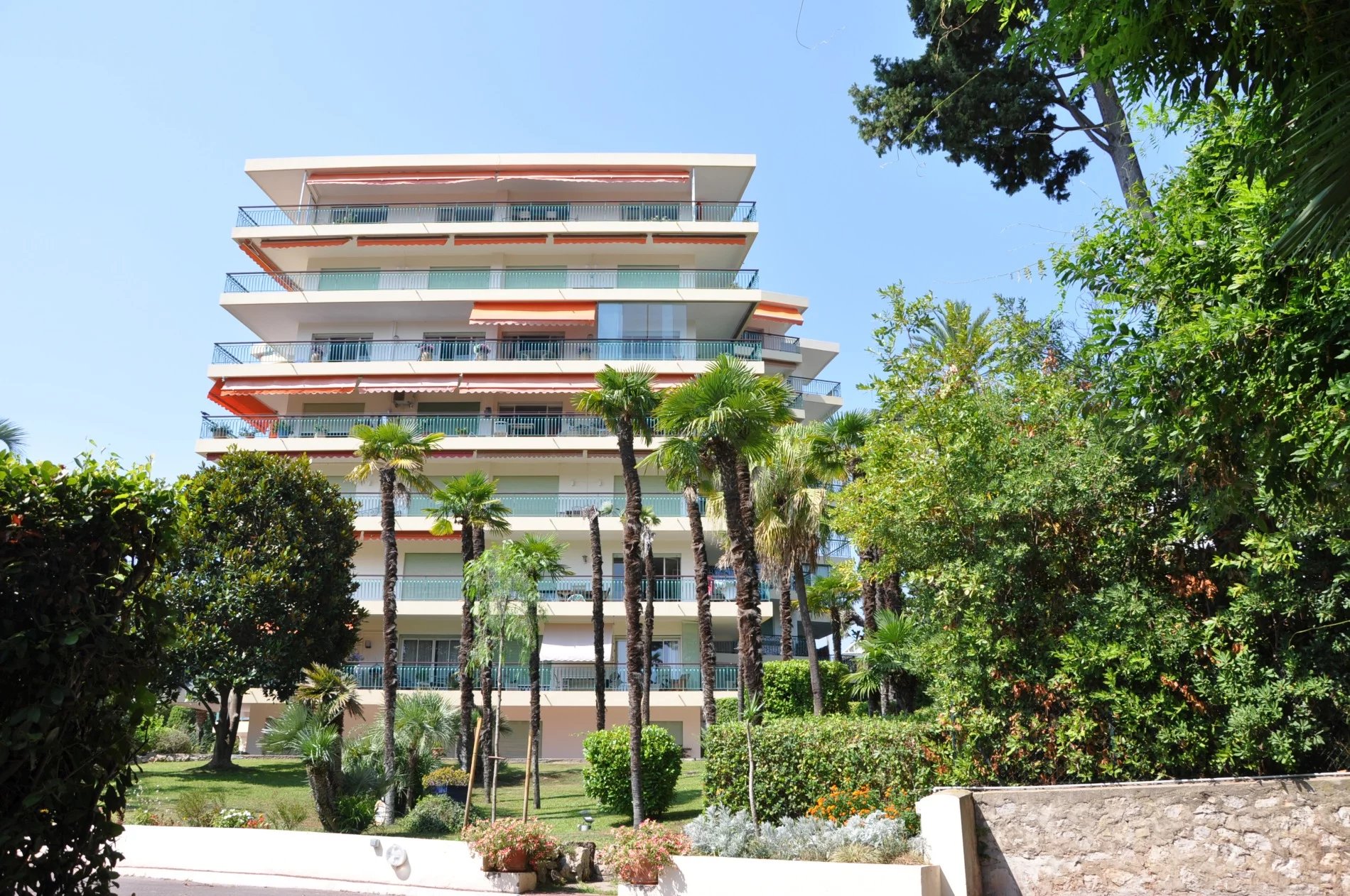Lovely 3 bedroom top floor apartment with lovely seaview