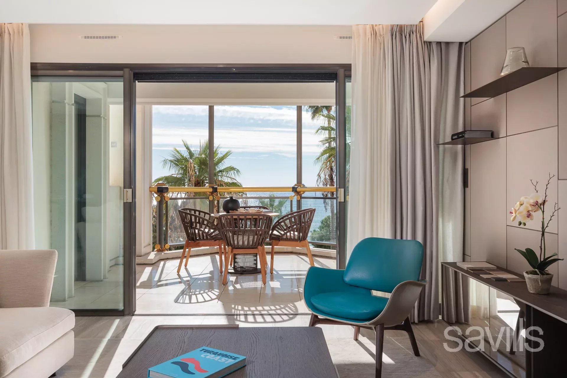 Beautifully presented two-bedroom apartment on the famous Croisette of Cannes.