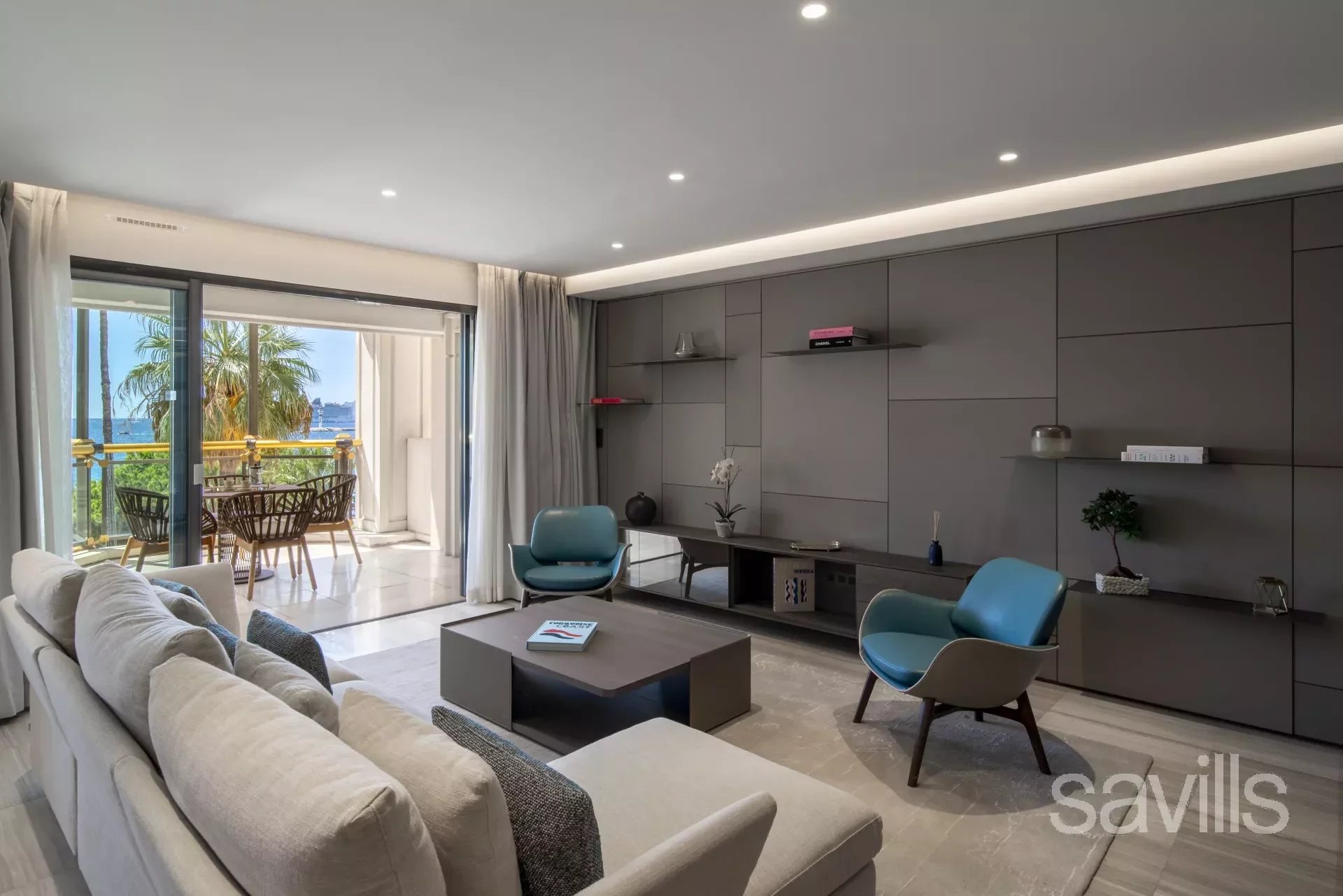 Contemporary Cannes apartment on the famous Croisette, benefitting from sea views and excellent facilities.