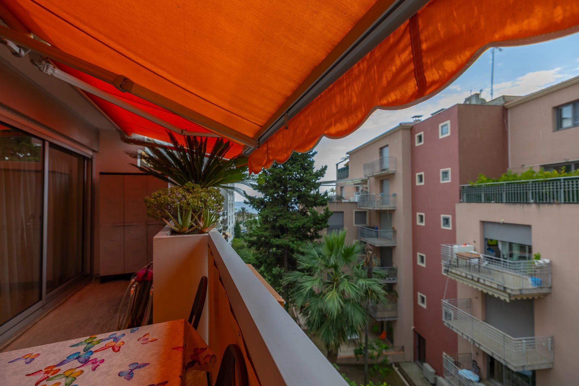 MENTON GARAVAN NEAR SABLETTES (Roof top with swimming pool)