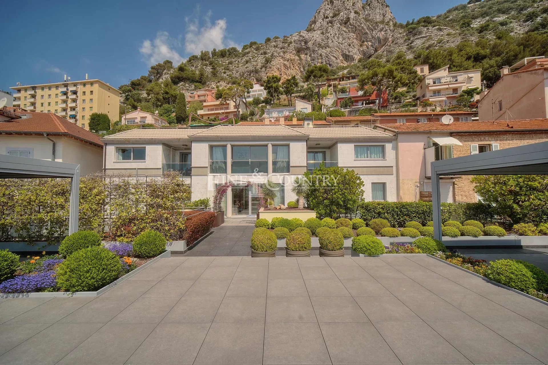 Penthouse-Villa for sale on the edge of Monaco, with sea Views