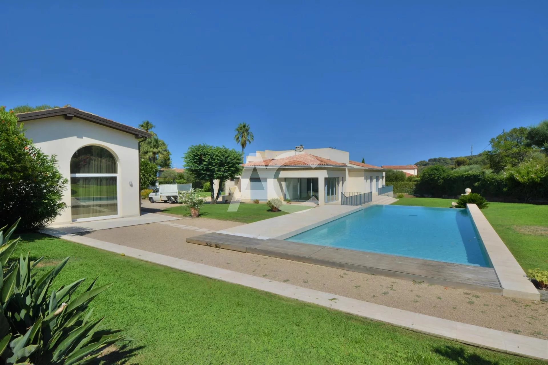 CAP D'ANTIBES - EXCEPTIONAL VILLA WITH 4100m² OF LAND PLOT
