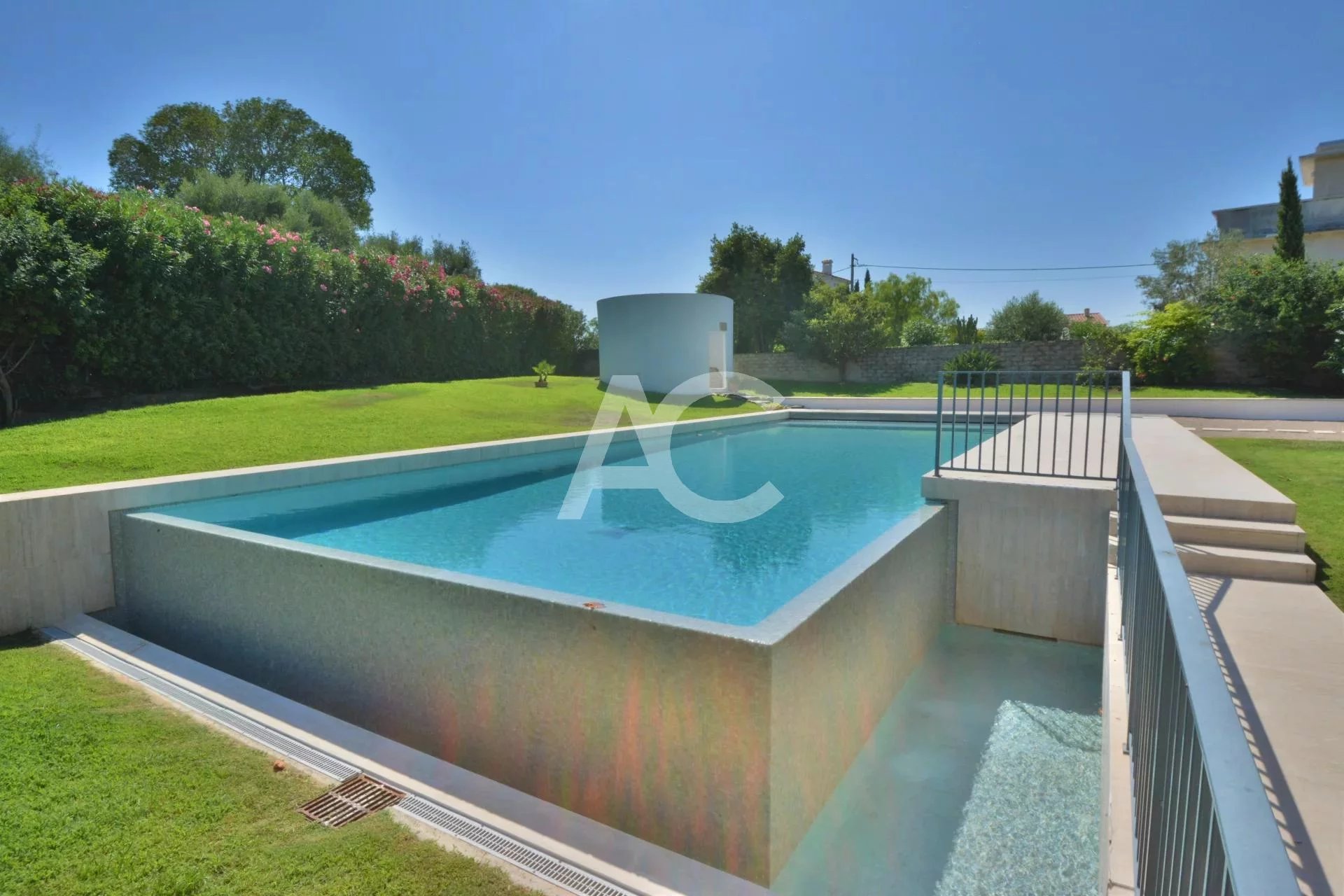 CAP D'ANTIBES - EXCEPTIONAL VILLA WITH 4100m² OF LAND PLOT