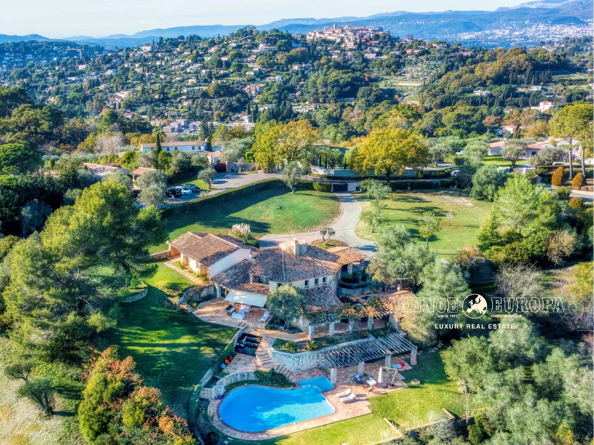 MOUGINS RESIDENTIAL AREA - GUARDED DOMAIN