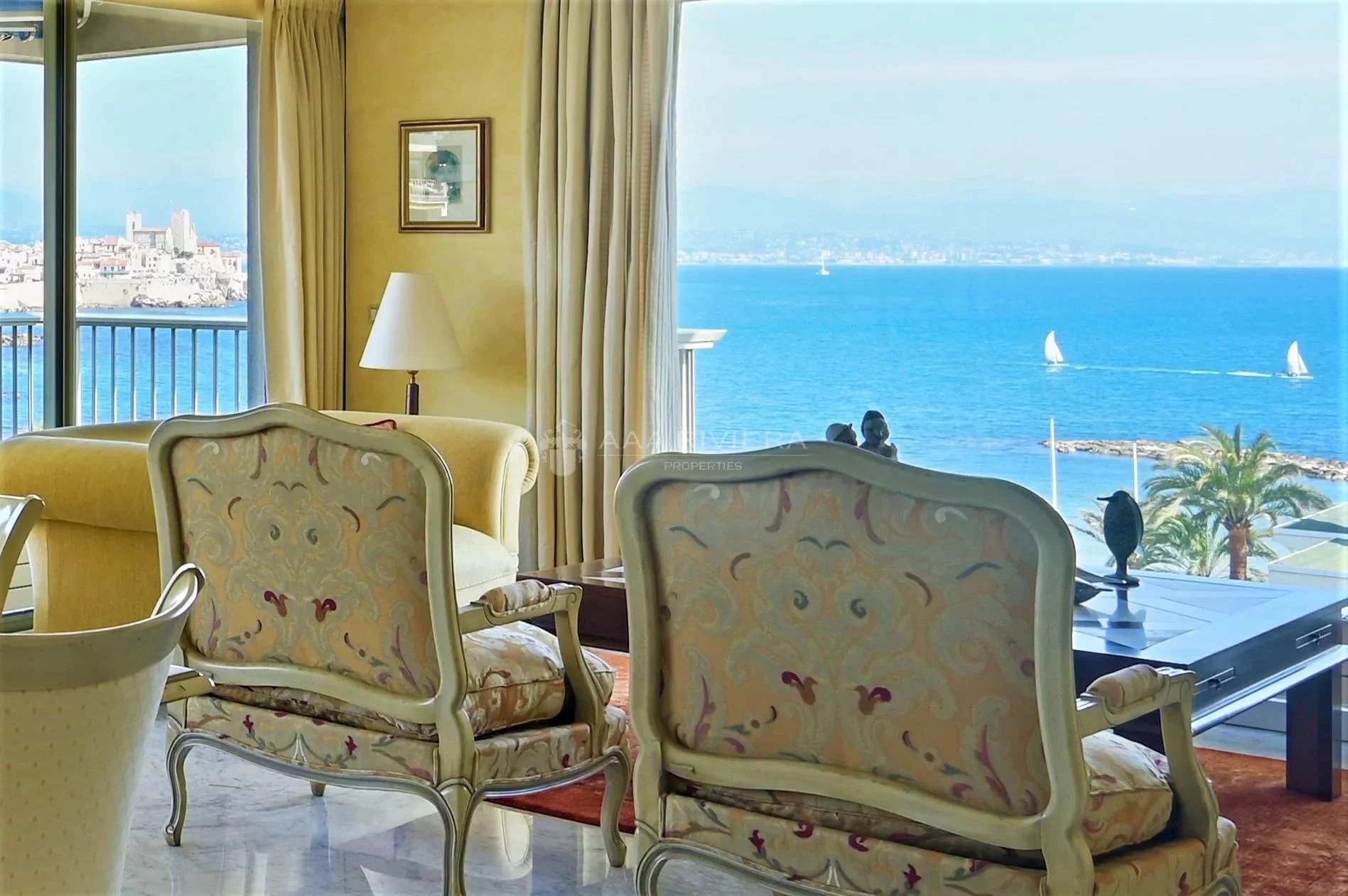 SOLD - ANTIBES Ilette - Joint Sole Agent - 3 bedroom high floor apartment with sea view. Garage, pool