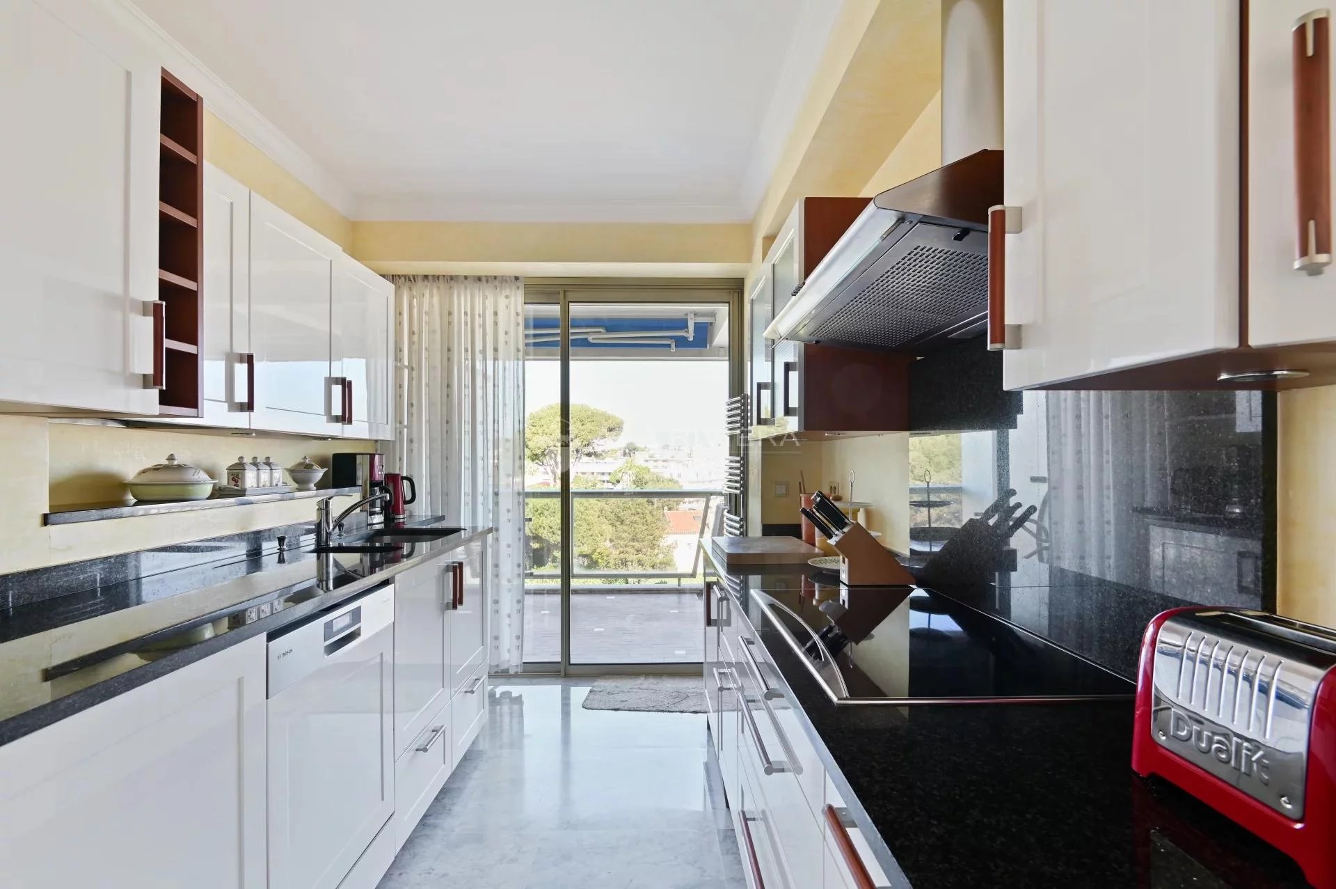 SOLD - ANTIBES Ilette - Joint Sole Agent - 3 bedroom high floor apartment with sea view. Garage, pool