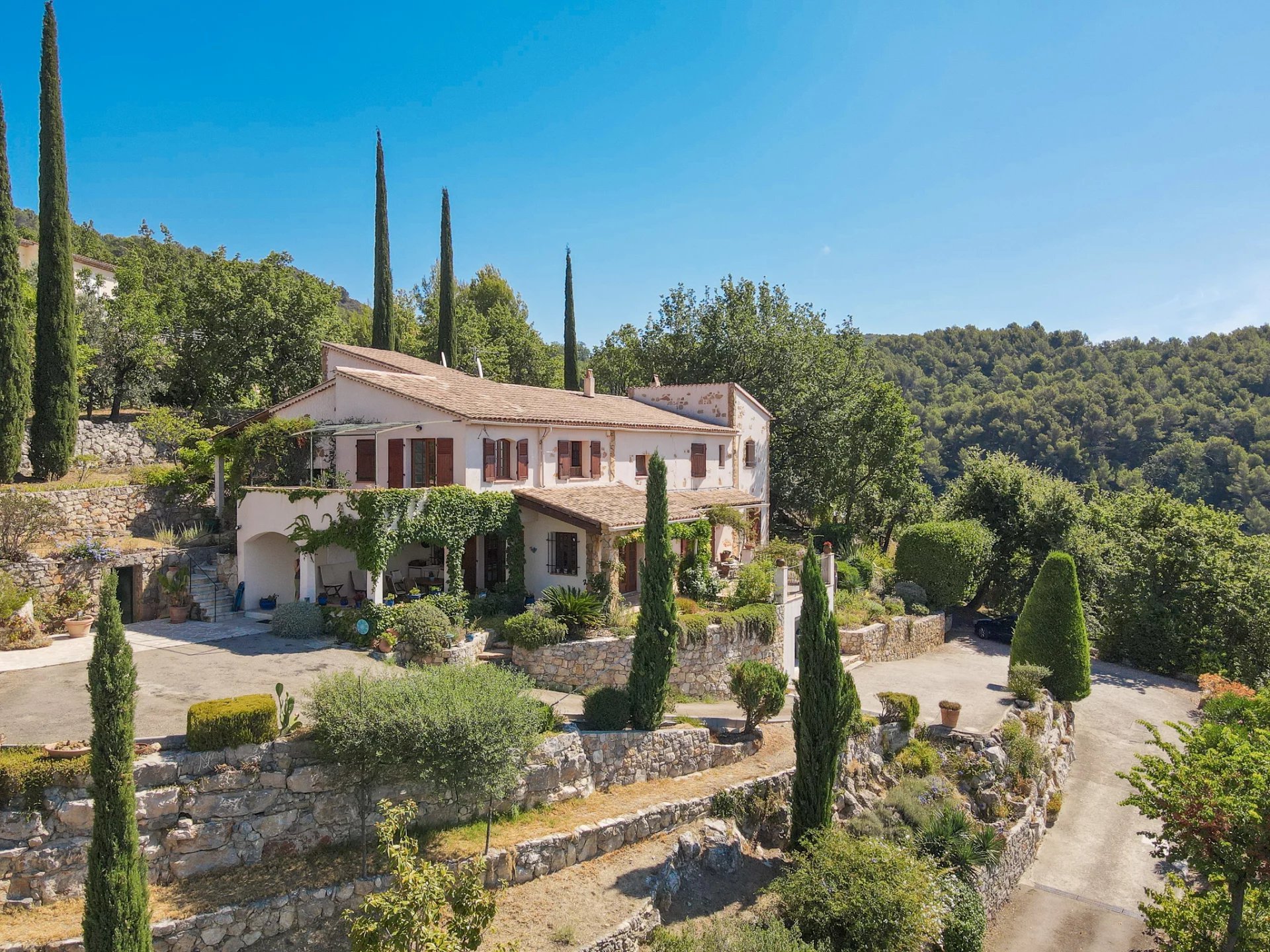 Provence Seillans une villa spacieuse avec vue panoramique, piscine et garage