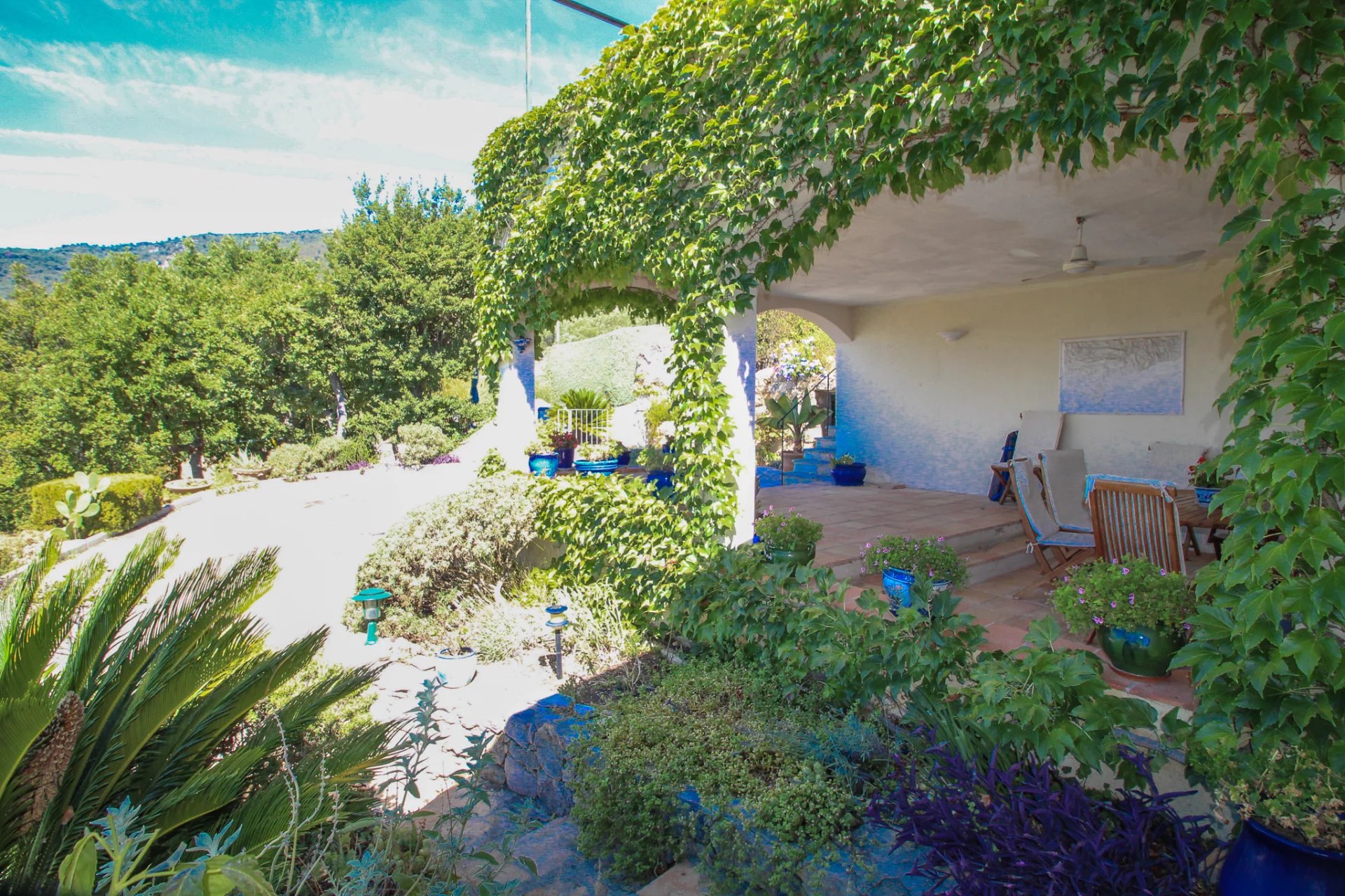 Provence Seillans une villa spacieuse avec vue panoramique, piscine et garage