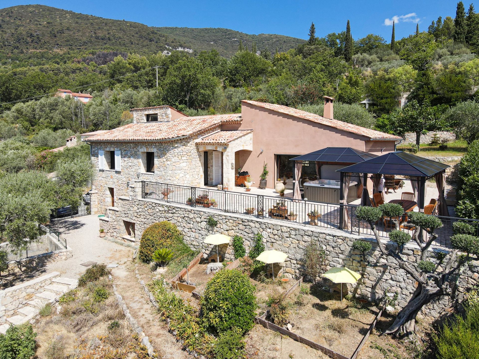 In Provence Stone villa walking distance from historic center