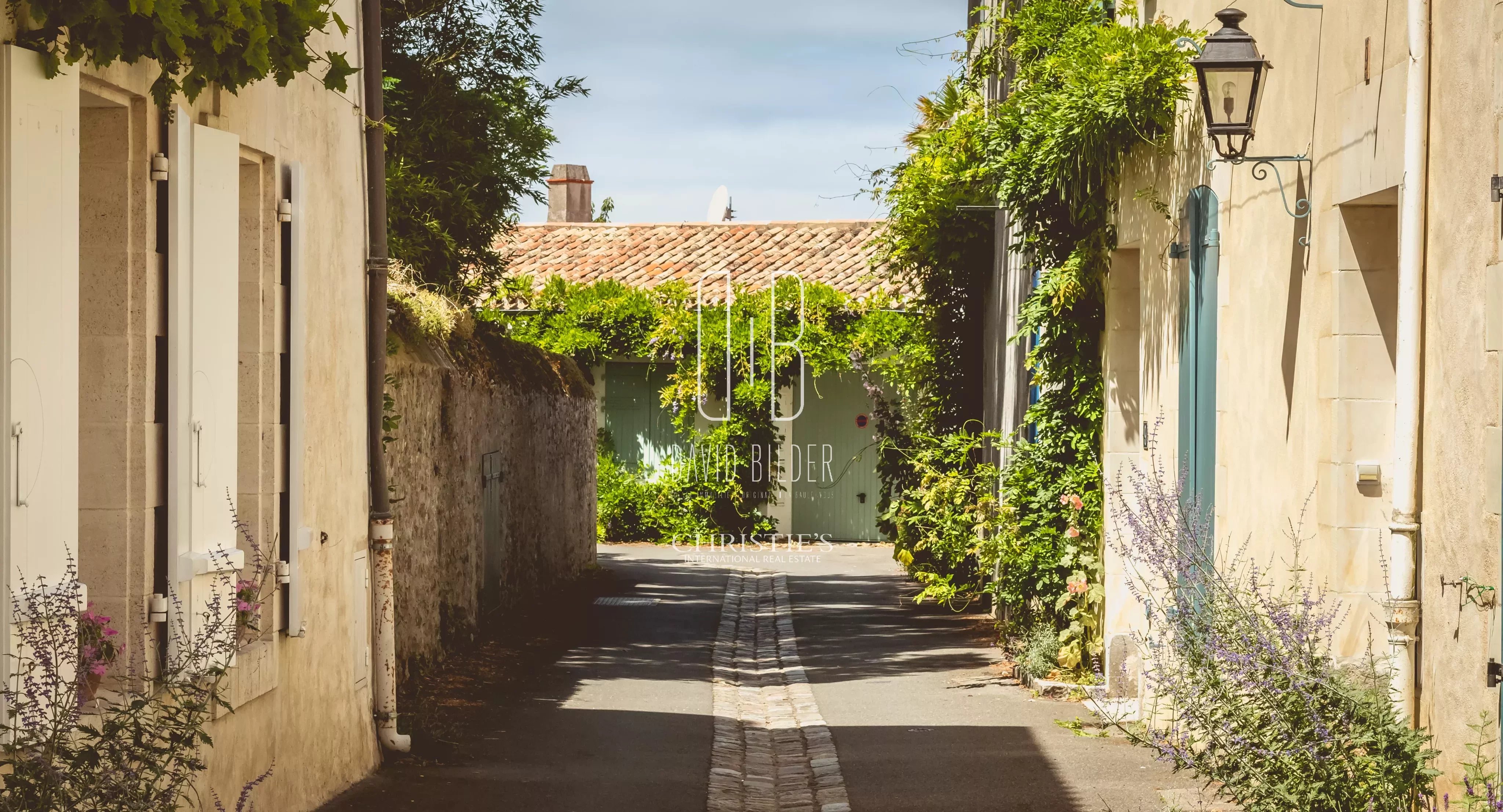 typical alley in the center of Noirmoutier, France