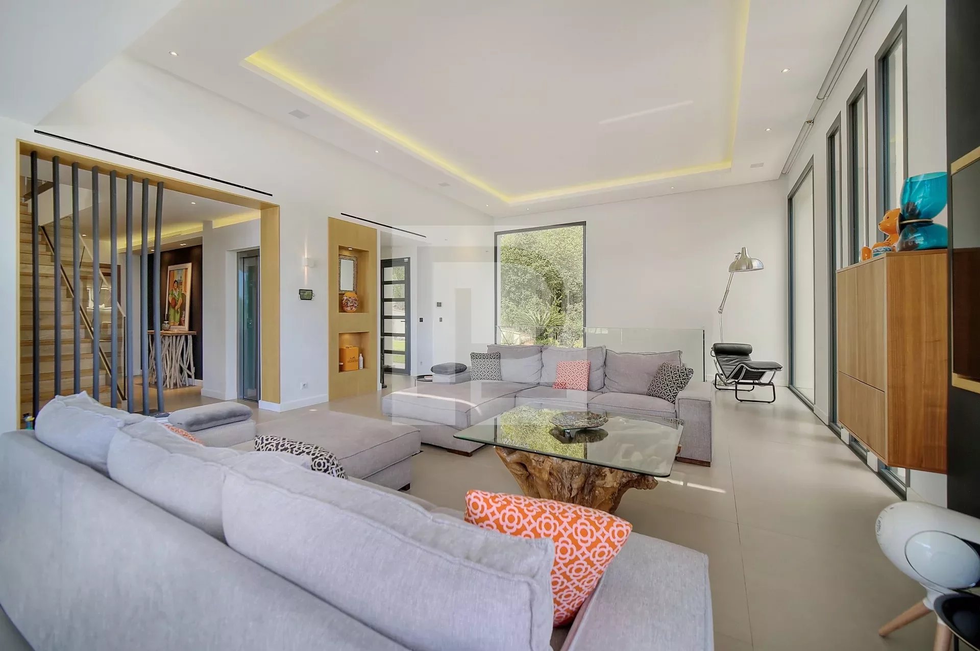 Outstanding modern villa in a very private location