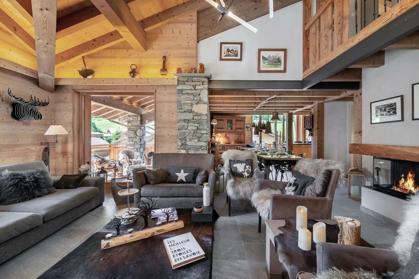 AUTHENTIC CHALET IN THE HEART OF A BELLEVILLOIS VILLAGE