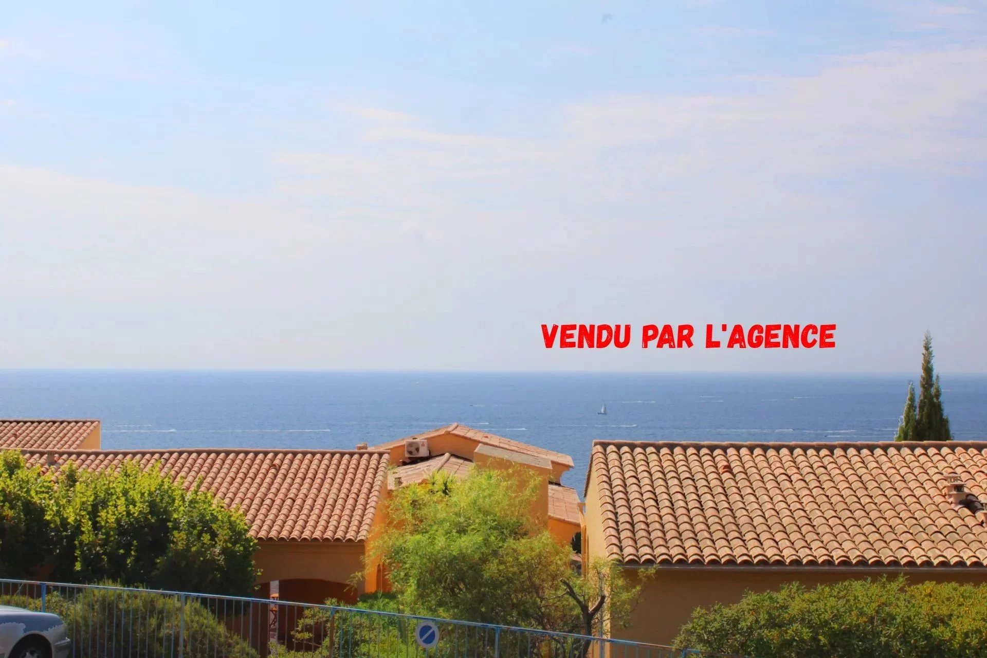 =n the slope of the Esterel and near the port and the beach :