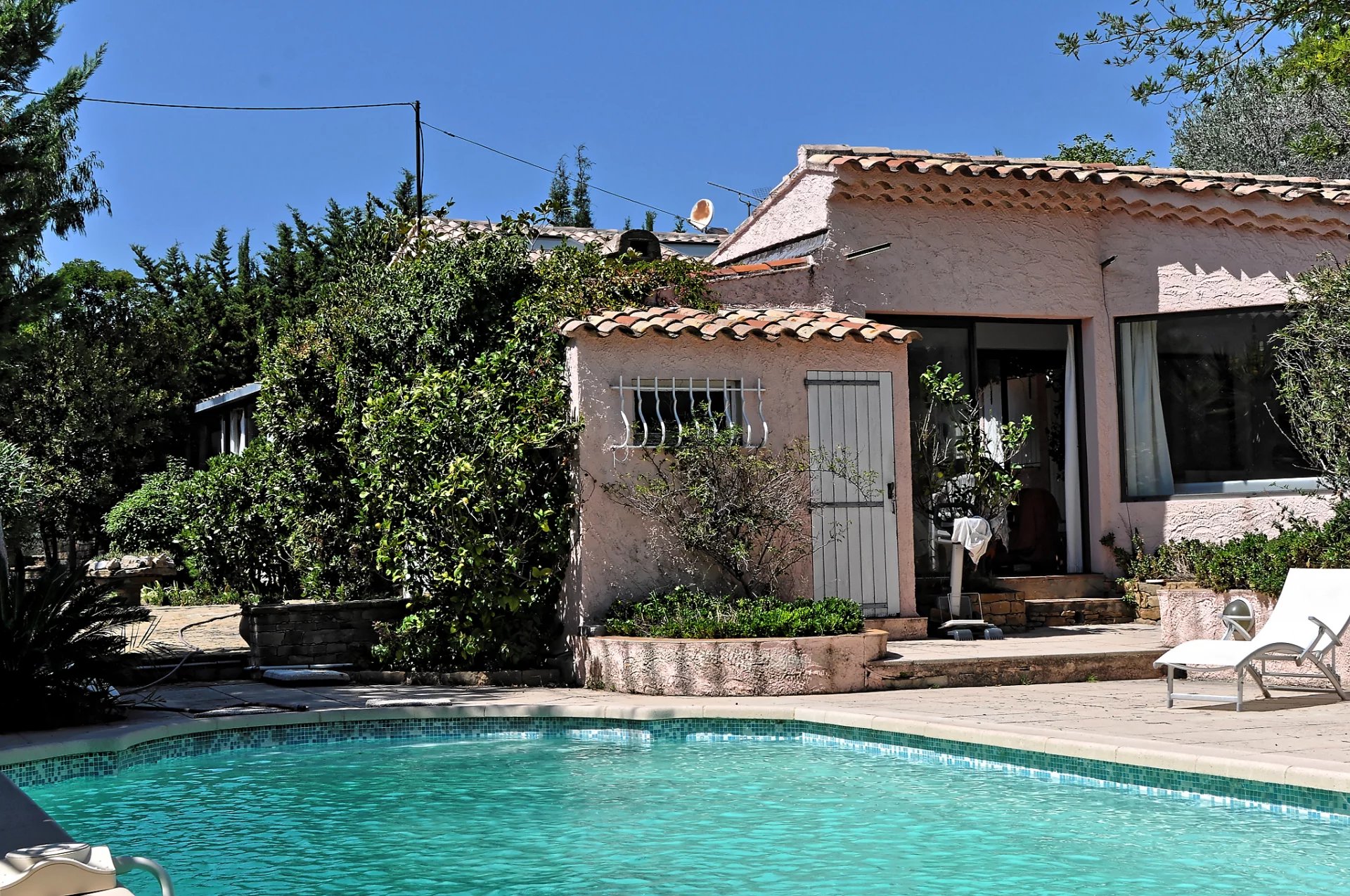 Villa provençale de caractère avec piscine et dépendances