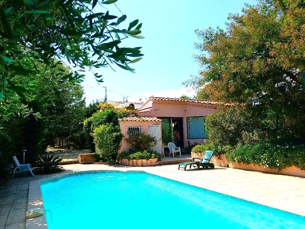 Provençal villa of character with swimming pool and outbuildings