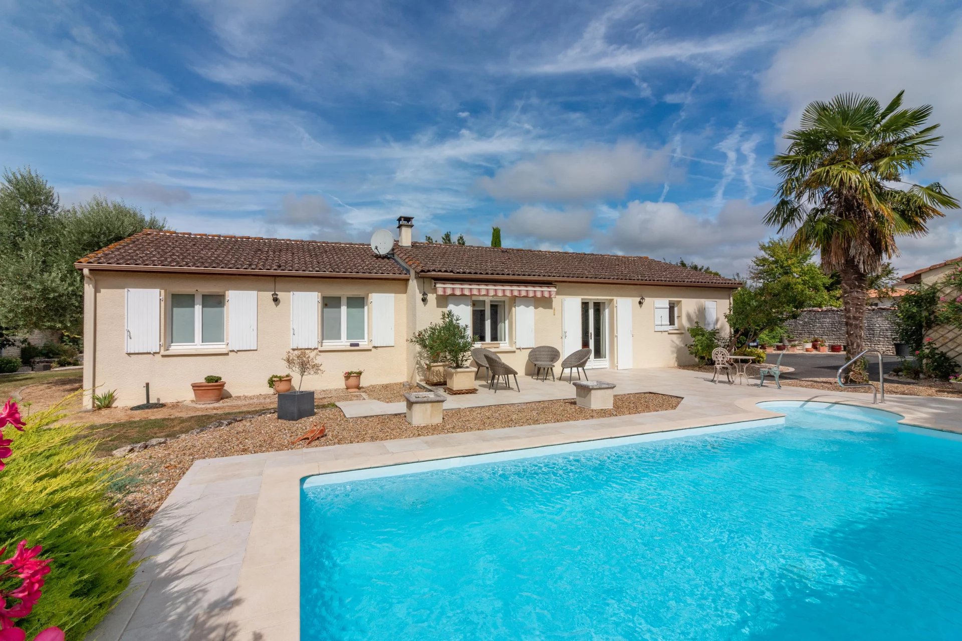Immaculate villa with pool, walled garden and double garage