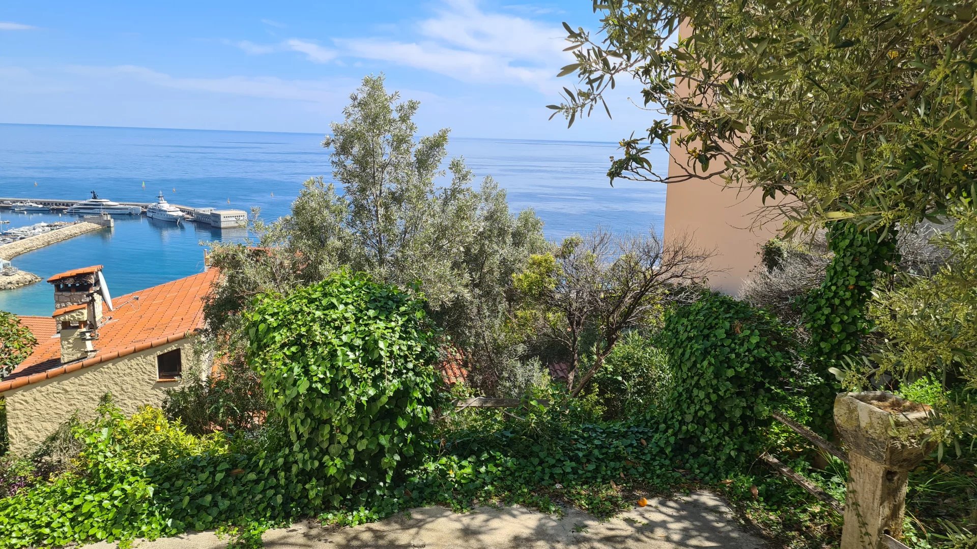 Cap d'Ail  proche hôpital de Monaco, villa à rénover , vue mer panoramique