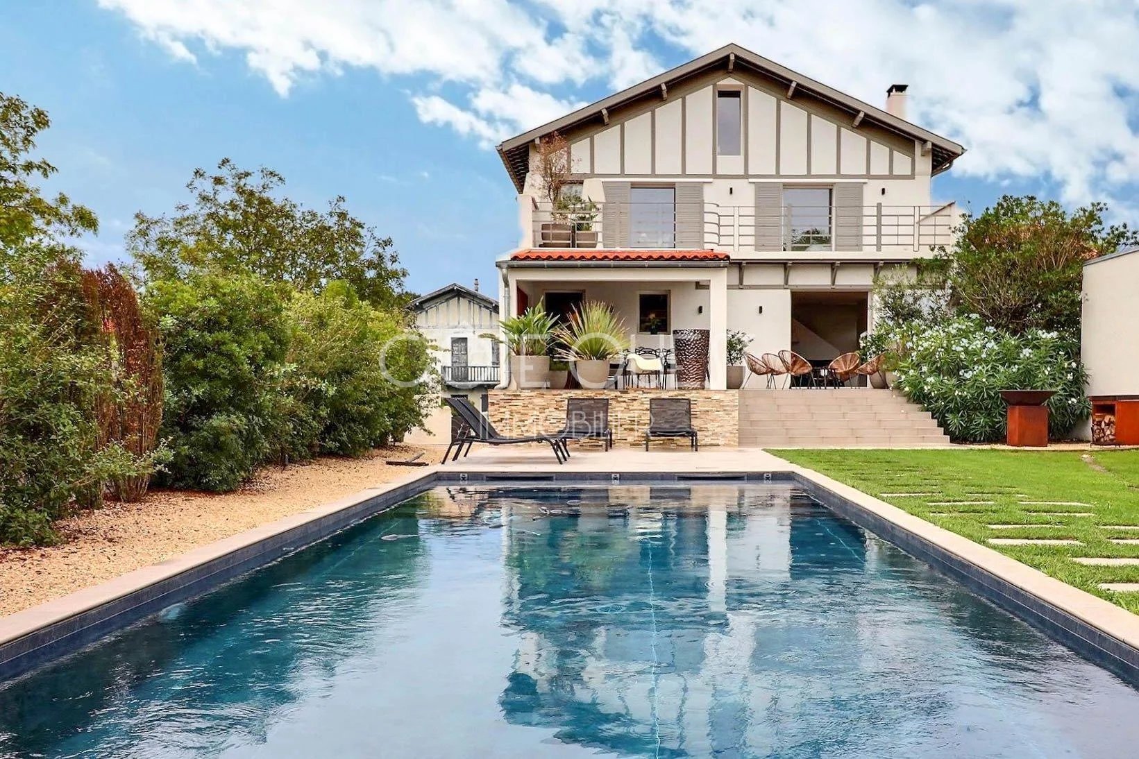 À VENDRE SAINT-JEAN-DE-LUZ - VILLA 6 PIÈCES AVEC PISCINE