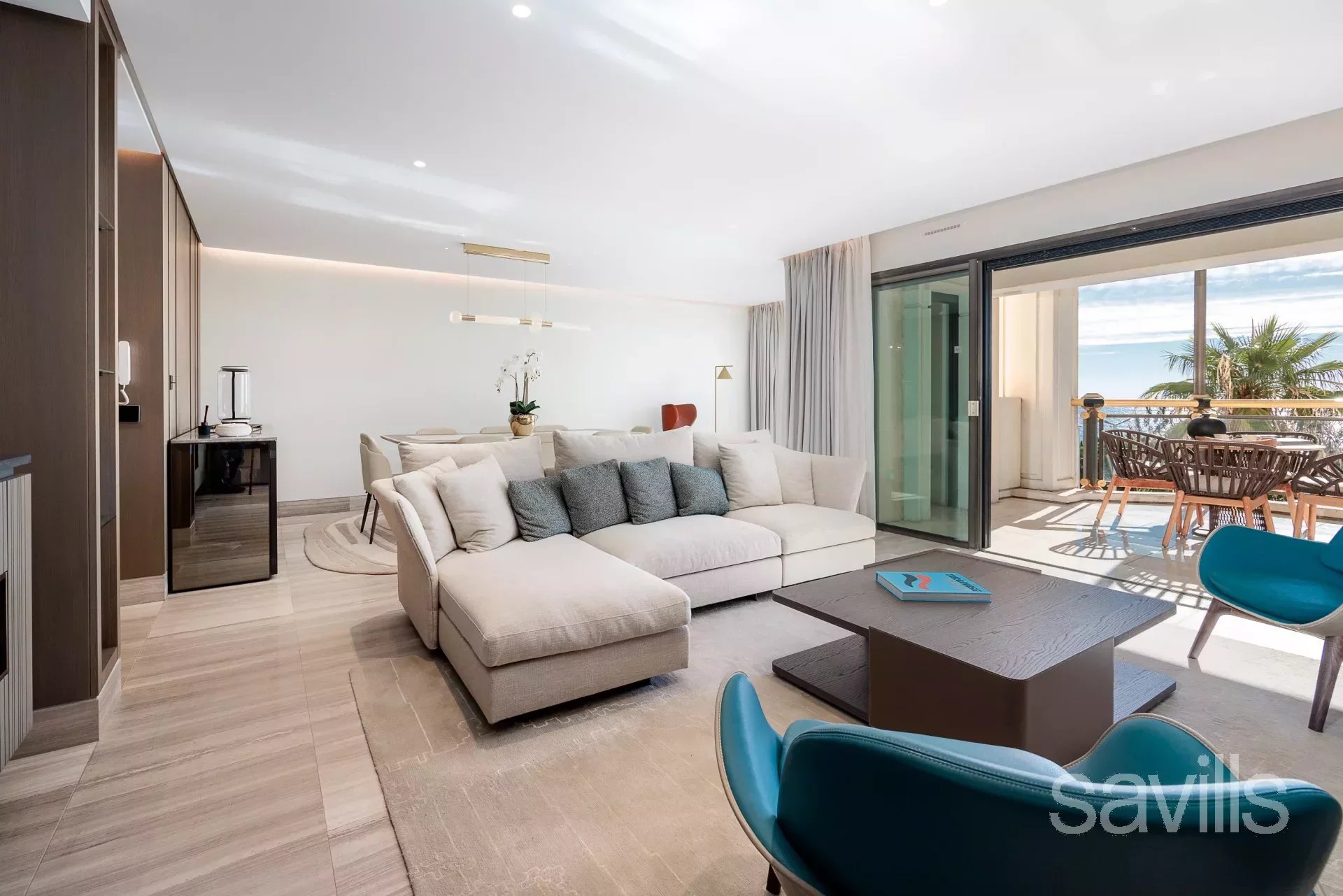 Elegant two-bedroom apartment with sea view on La Croisette.