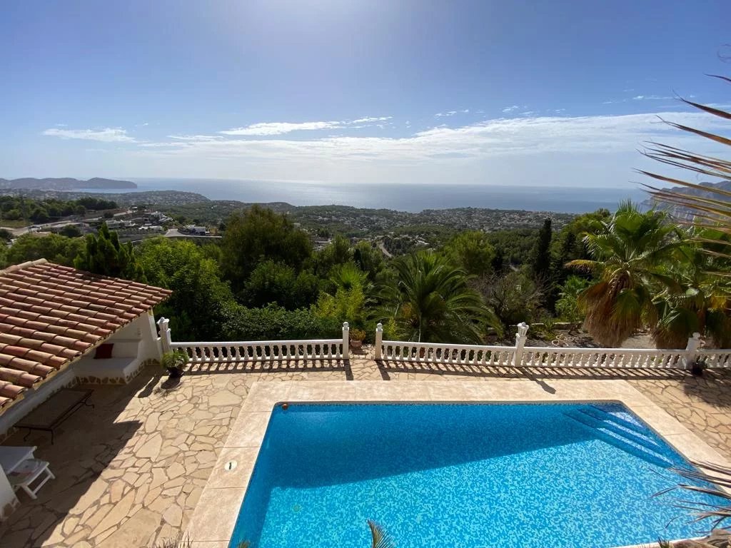 Villa in Benissa with fabulous panoramic views towards the sea