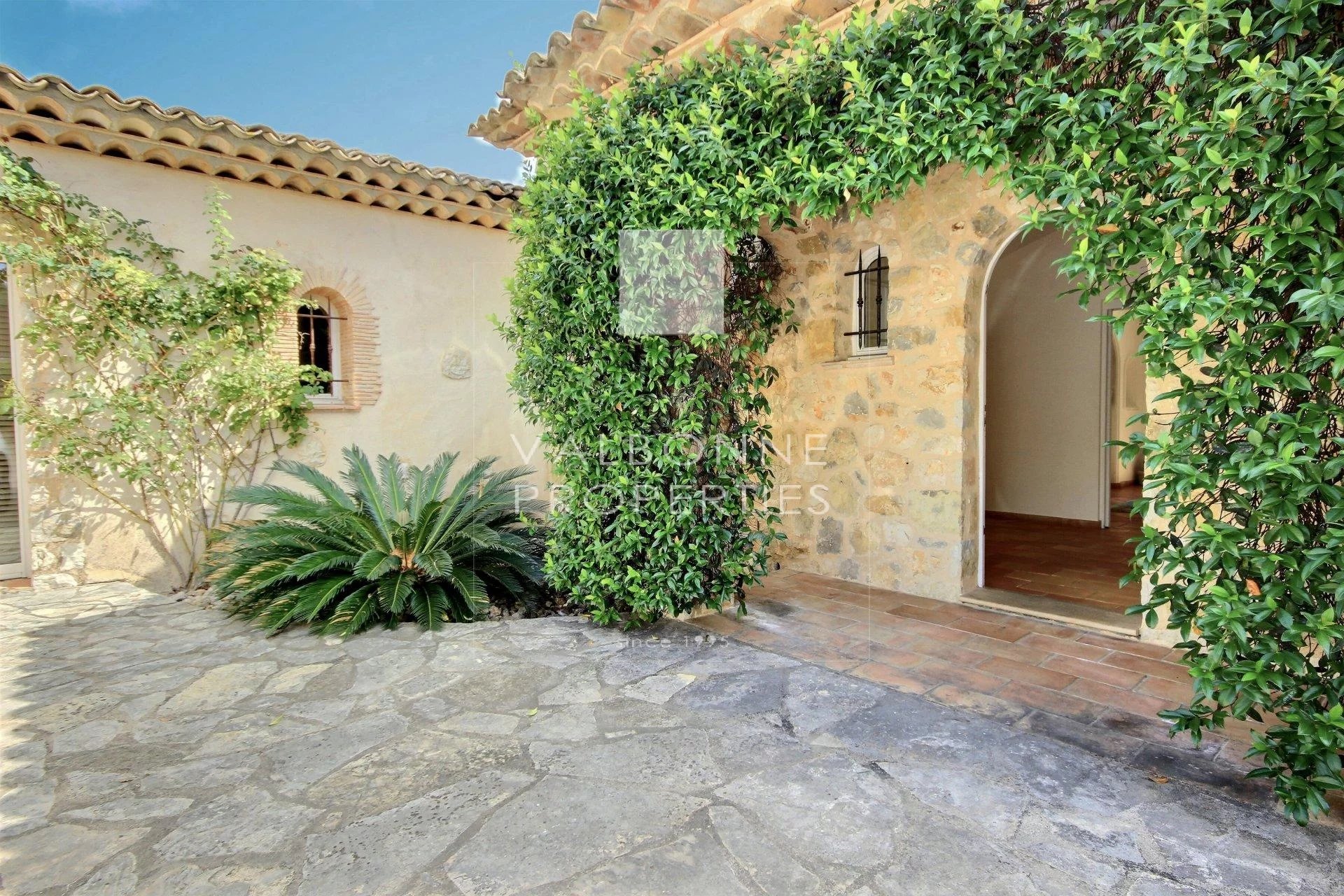 Stone house within walking distance of the village of Valbonne