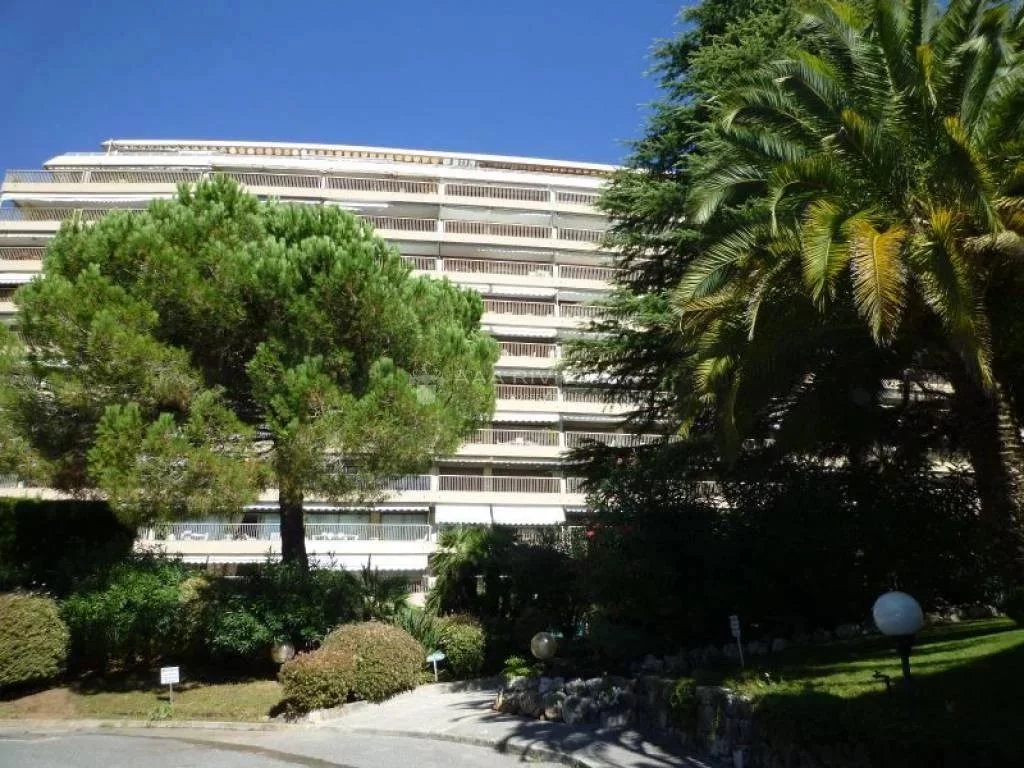 CANNES - OXFORD - UNDER OFFER - Nice 3 room apartment with a big terrace and a wonderful view of the green garden in a quiet residence with caretaker, pool and tennis