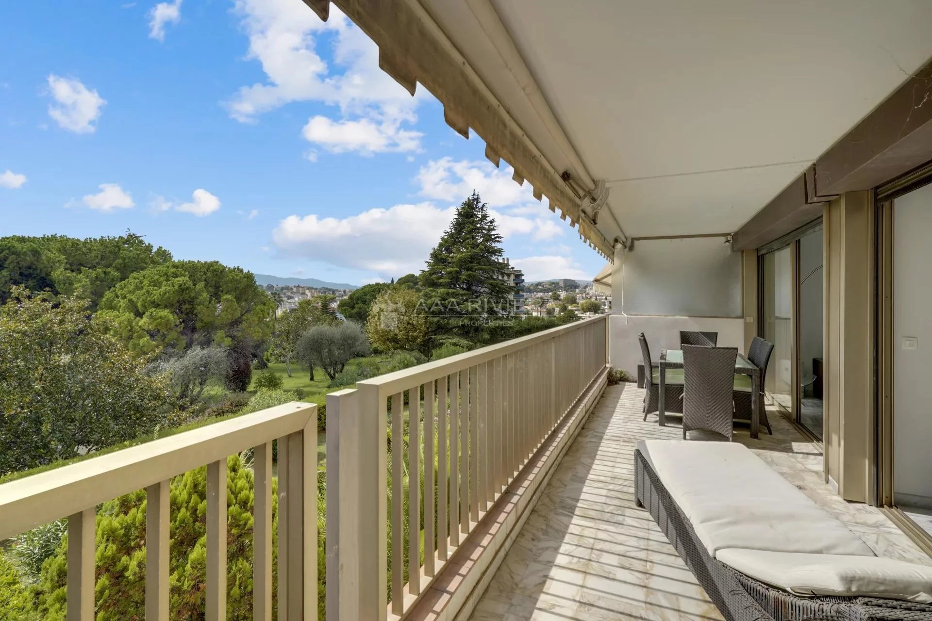 CANNES - OXFORD - UNDER OFFER - : Nice 3 room apartment with a big terrace and a wonderful view of the green garden in a quiet residence with caretaker, pool and tennis