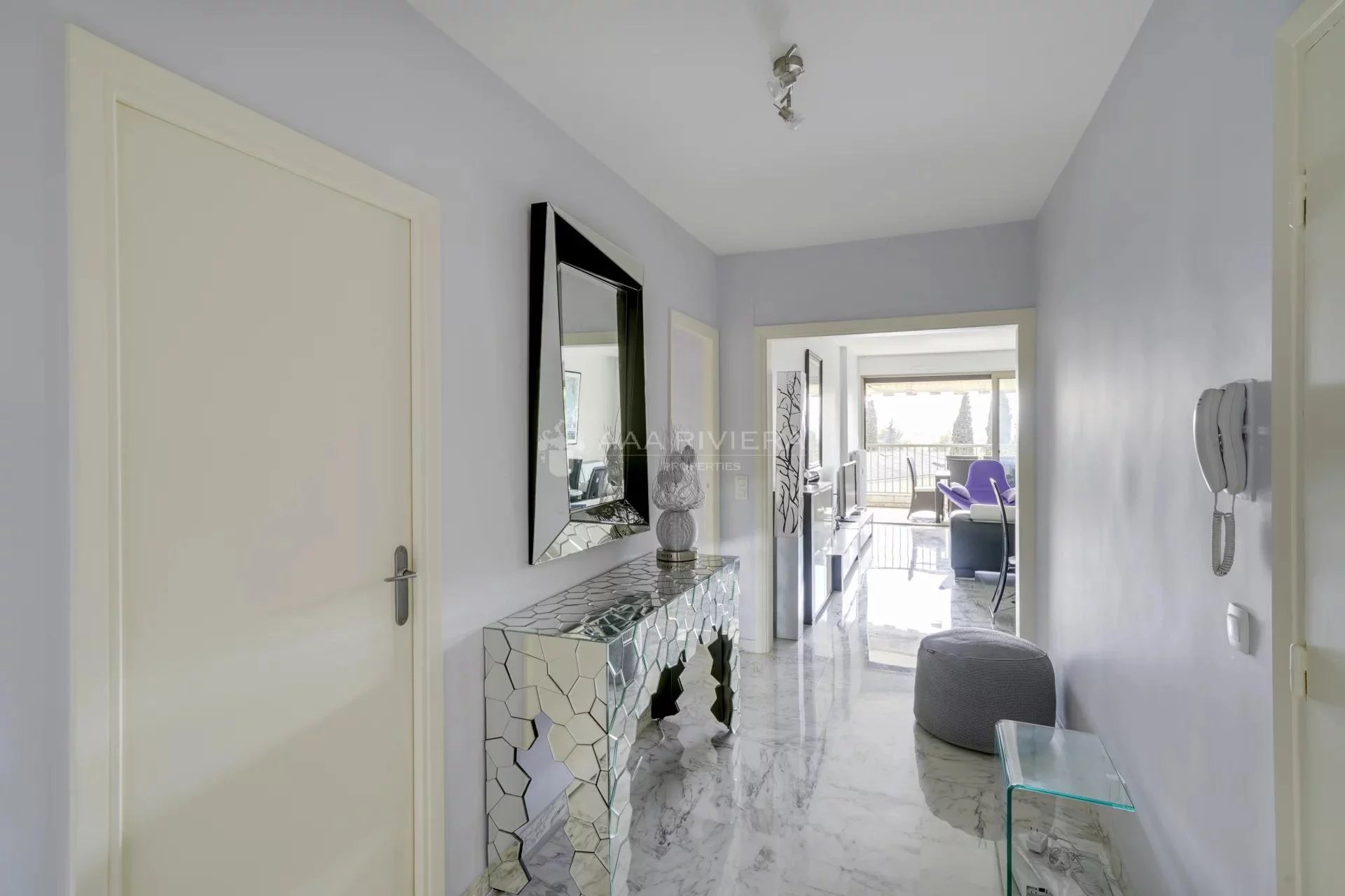 SOLD - CANNES - OXFORD : Nice 3 room apartment with a big terrace and a wonderful view of the green garden in a quiet residence with caretaker, pool and tennis