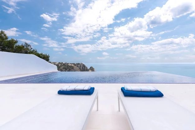 Moderne villa met adembenemend zeezicht