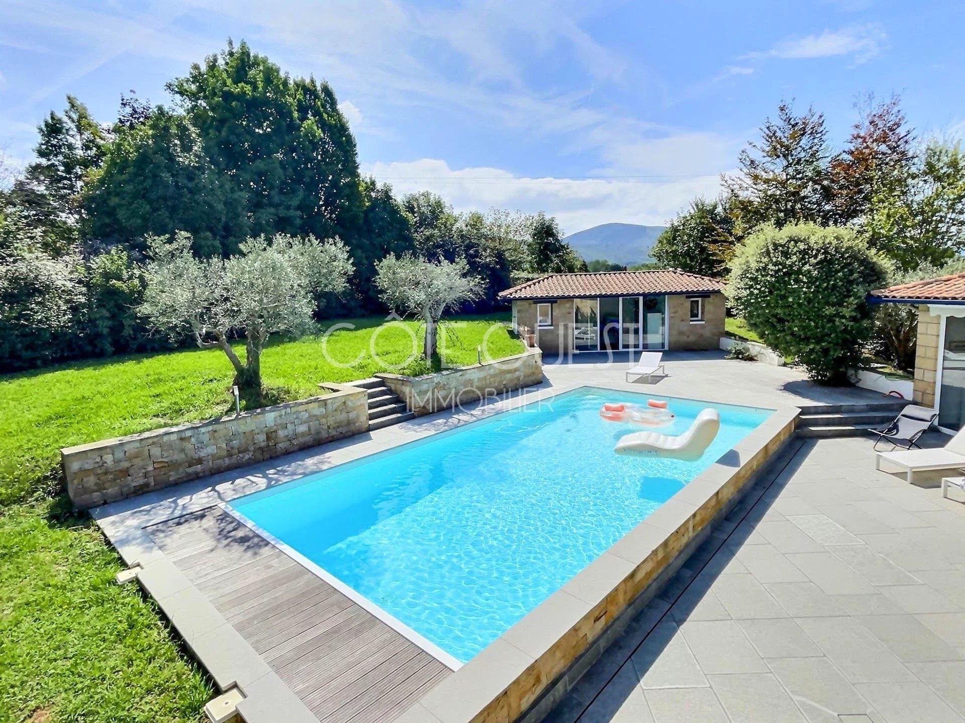URRUGNE – A PROPERTY WITH A SWIMMING POOL