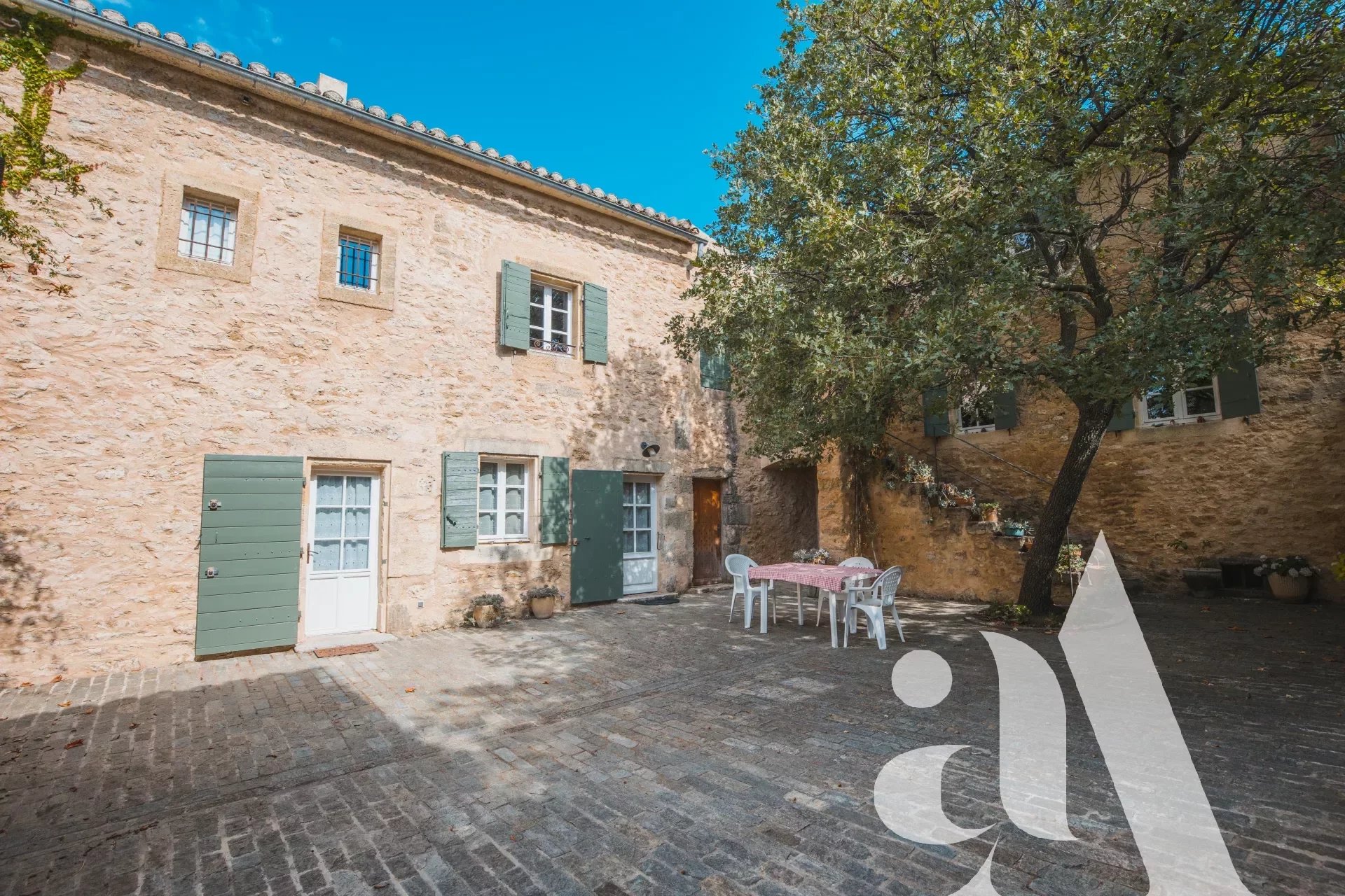 AUTHENTIC MAS WITH SWIMMING POOL AND LUBERON VIEWS