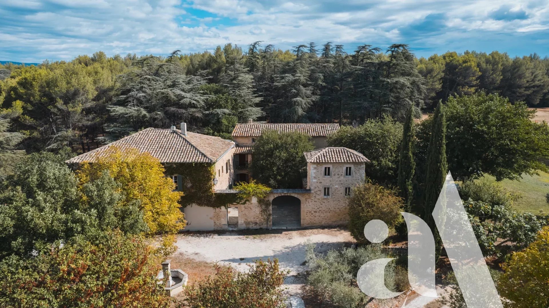 AUTHENTIC MAS WITH SWIMMING POOL AND LUBERON VIEWS