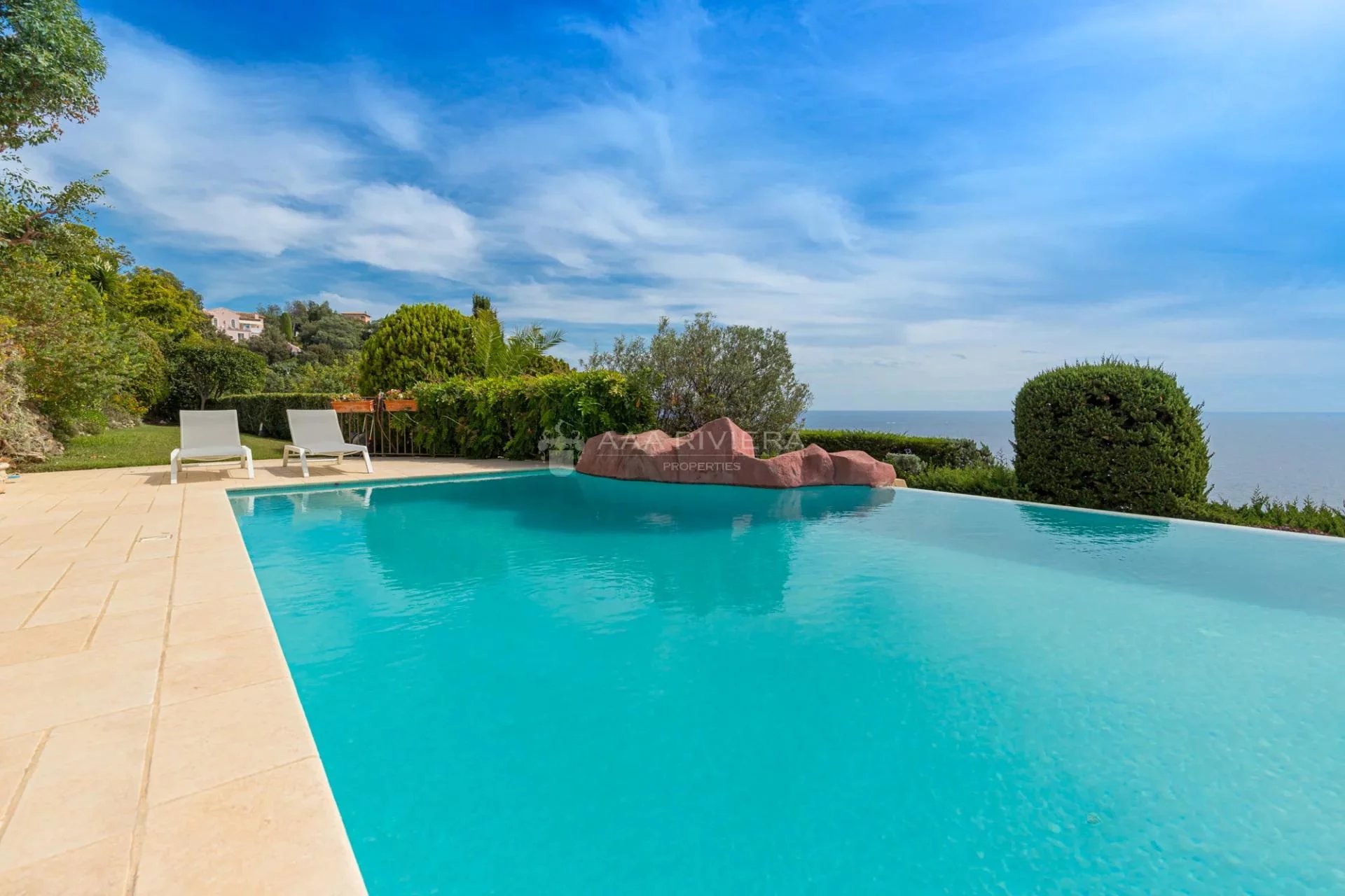 VENDUE - Théoule sur Mer - Magnifique villa avec piscine et vue panoramique sur la mer.