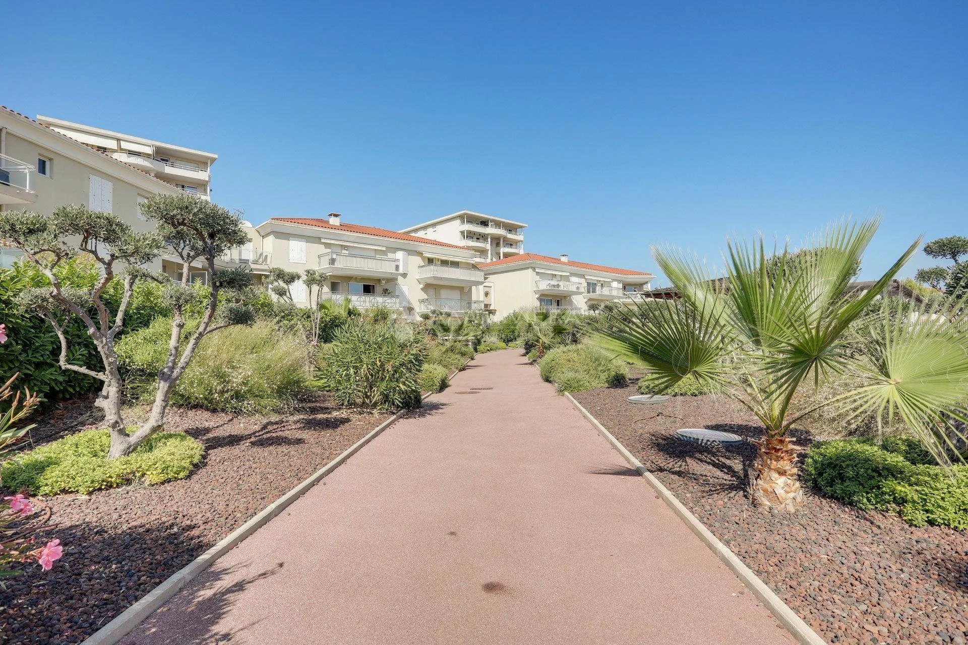 SOLE AGENT  - UNDER OFFER 2 bedroom apt in residence with pool right on the beaches of Juan les Pins
