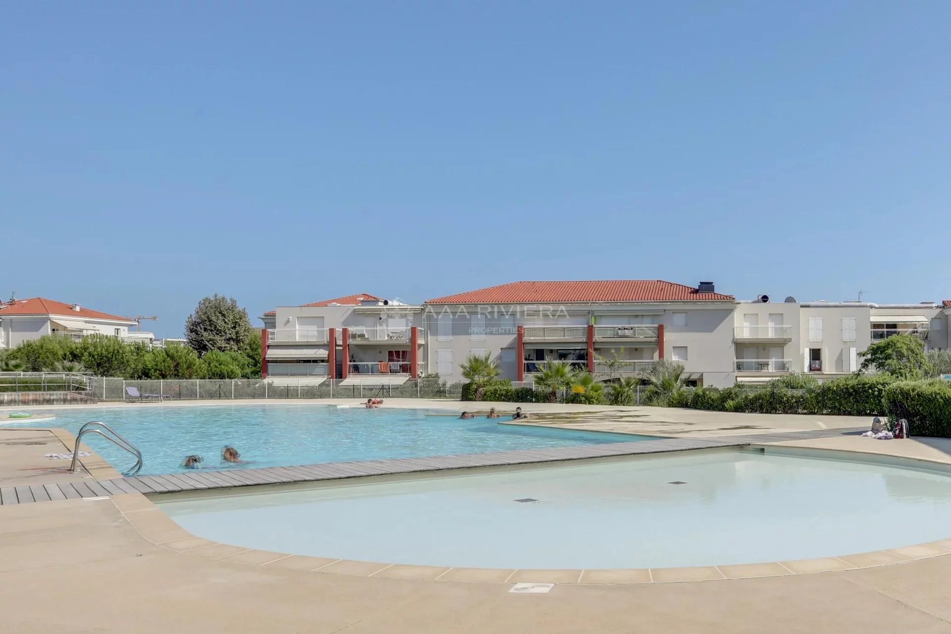 EXCLUSIVITE - Juan les Pins -  Bel appartement 3P dans résidence avec piscine . Accès direct plages