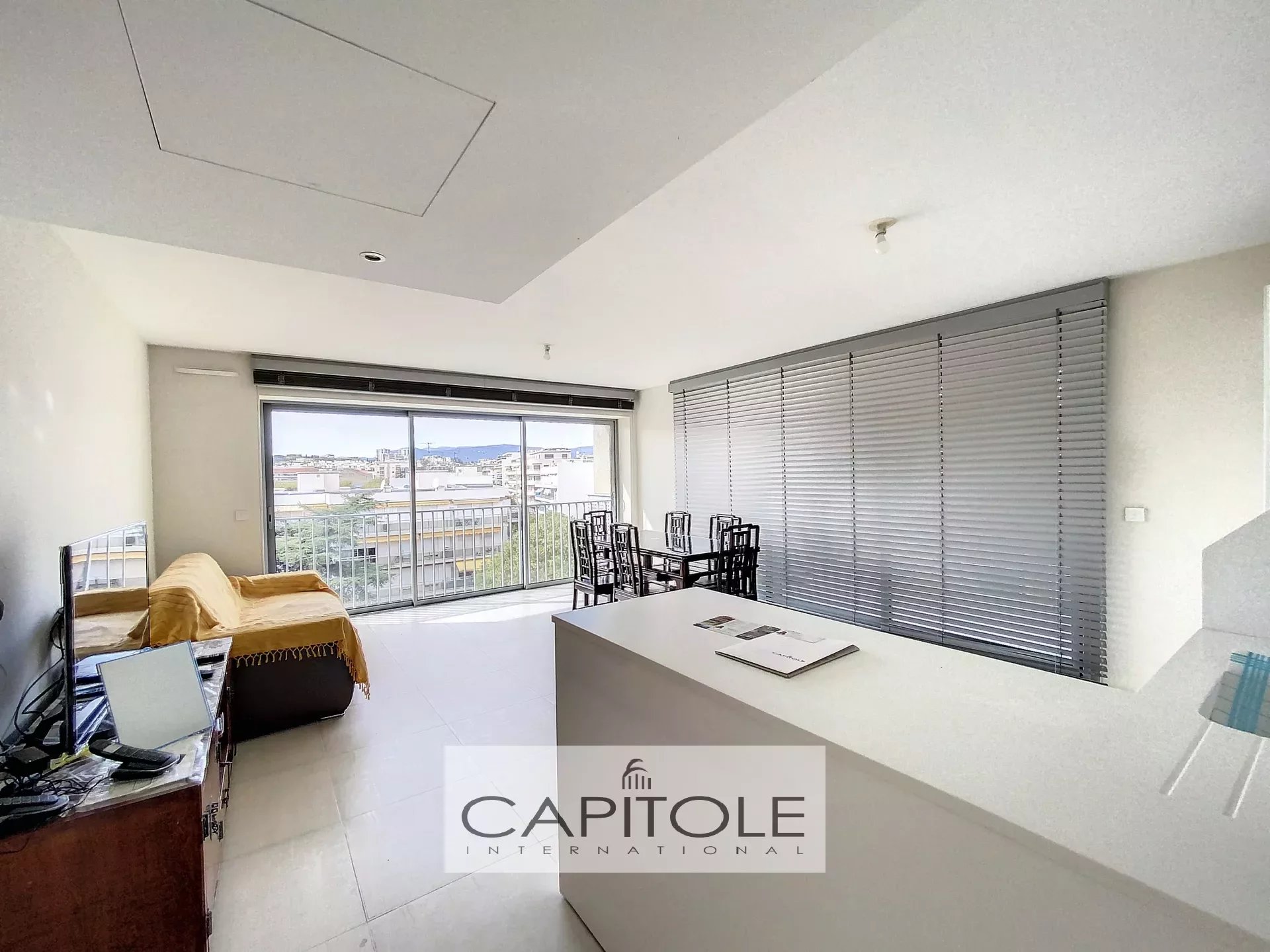 For sale, ANTIBES near PONTEIL beach, 92 m² 3 bedroom apartment, terrace, double garage