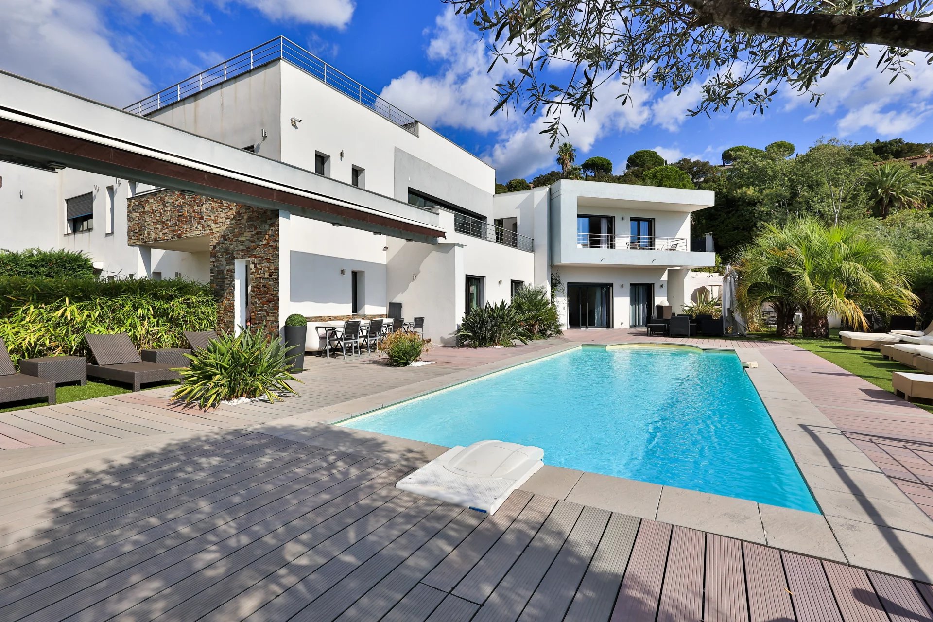 Nice big contemporary property with sea view