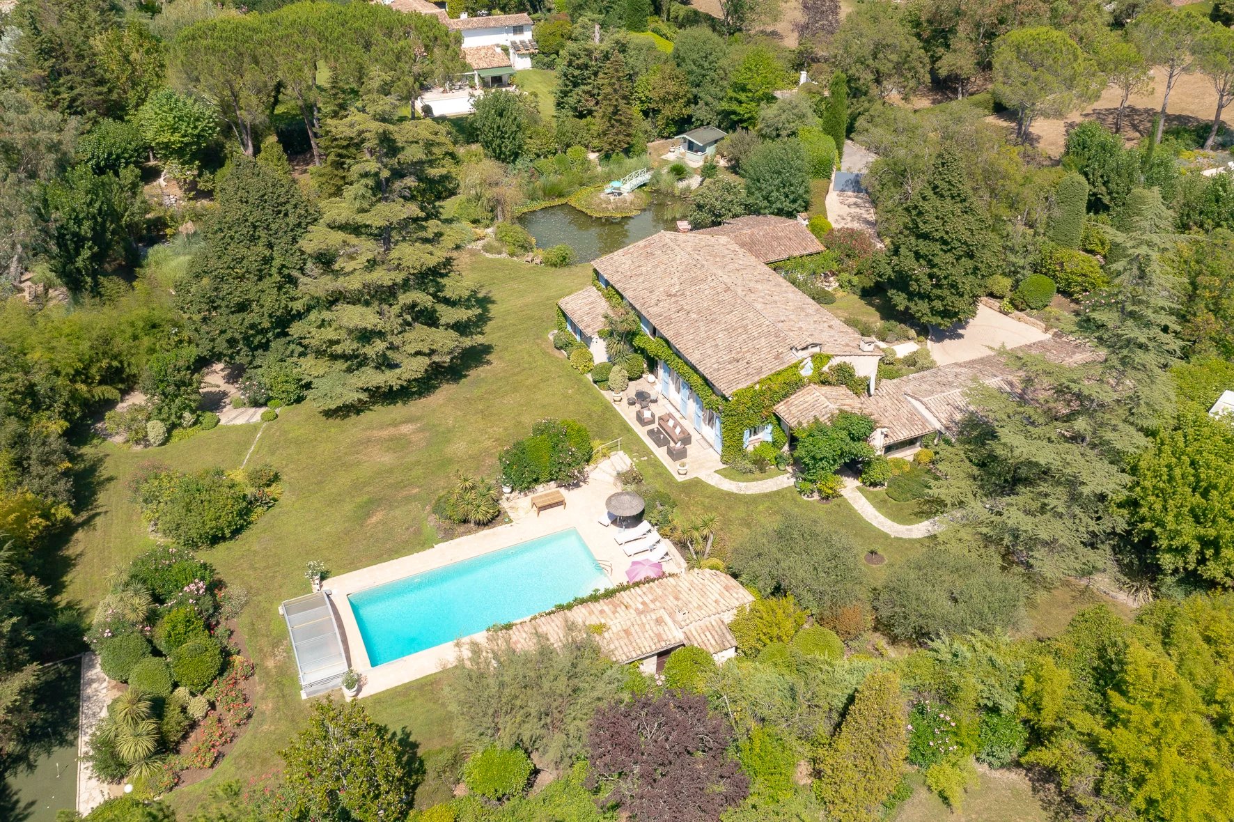 Cannes hinterland, splendid Provençal villa, set in a sought-after private domain.