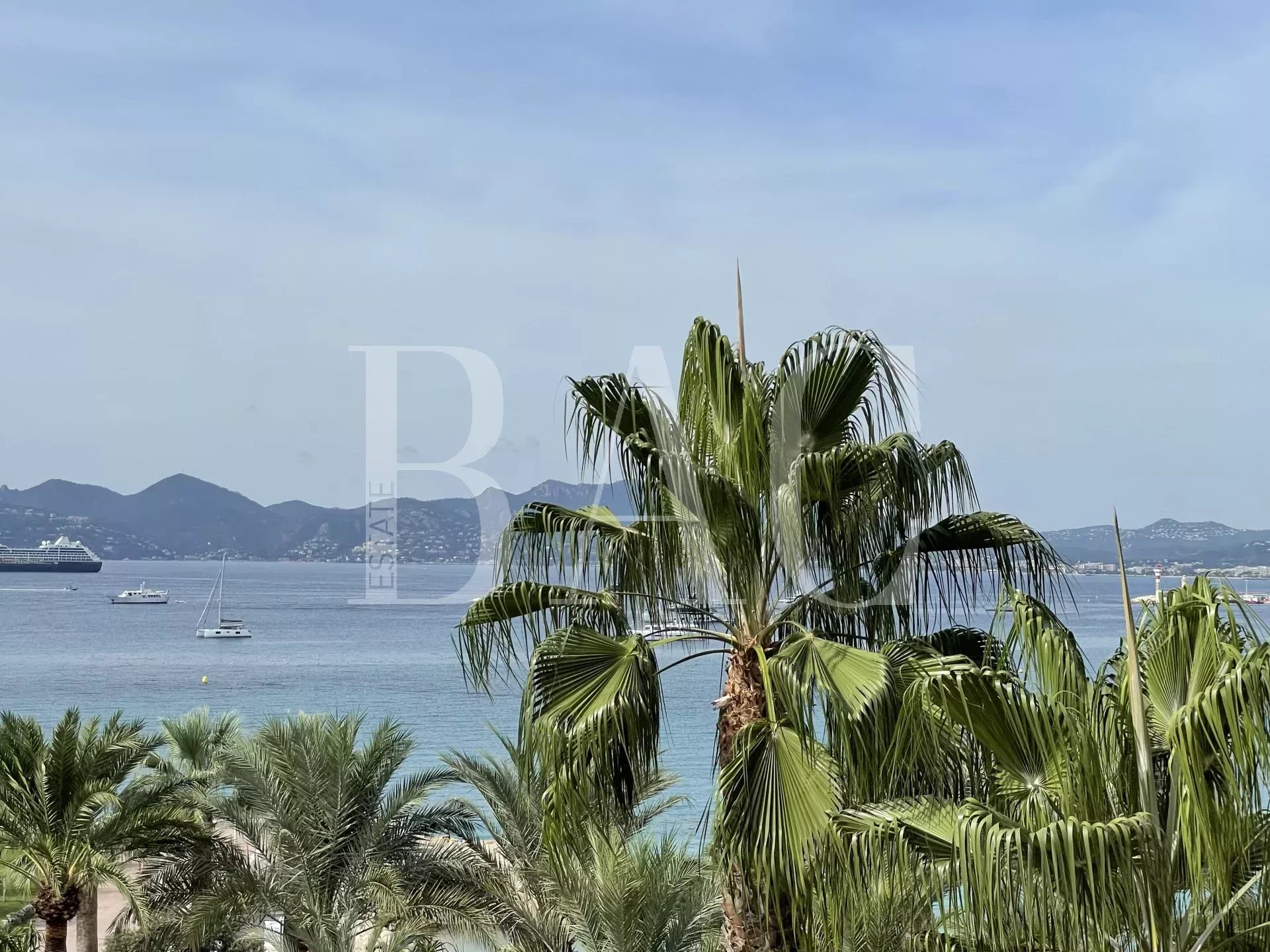 Cannes, Croisette, superb apartment with panoramic sea view