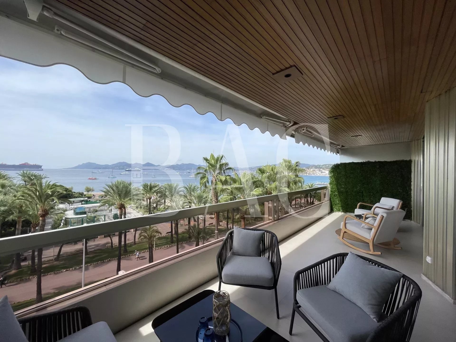 Cannes, Croisette, superb apartment with panoramic sea view