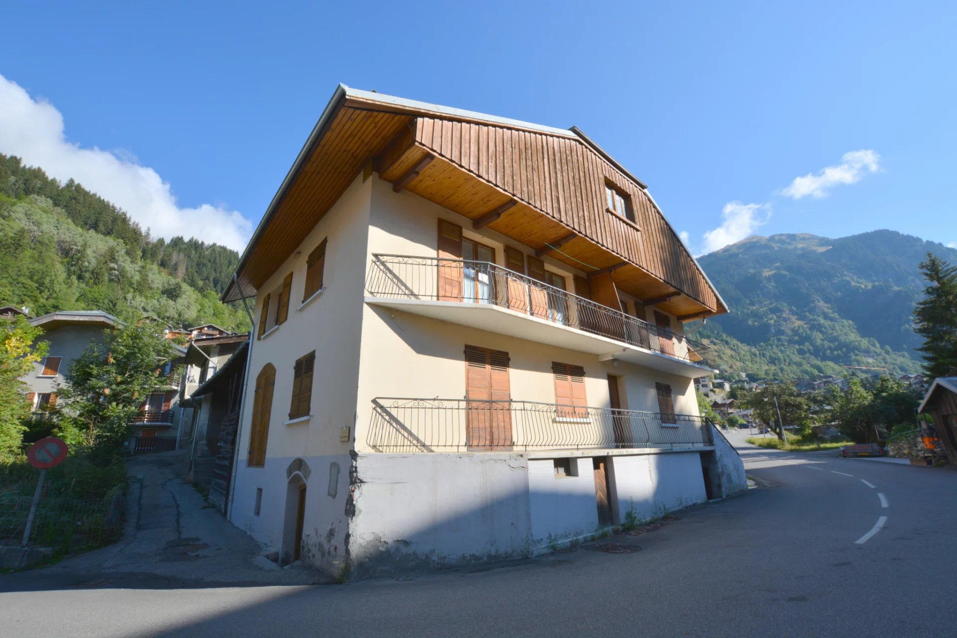 Large village house near ski lifts